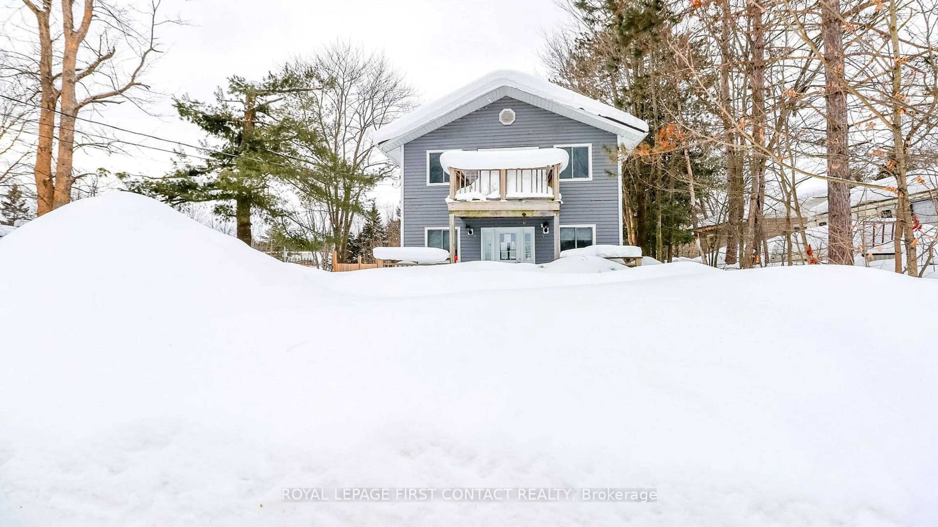 A pic from outside/outdoor area/front of a property/back of a property/a pic from drone, street for 135 Hill St, Gravenhurst Ontario P1P 1R2