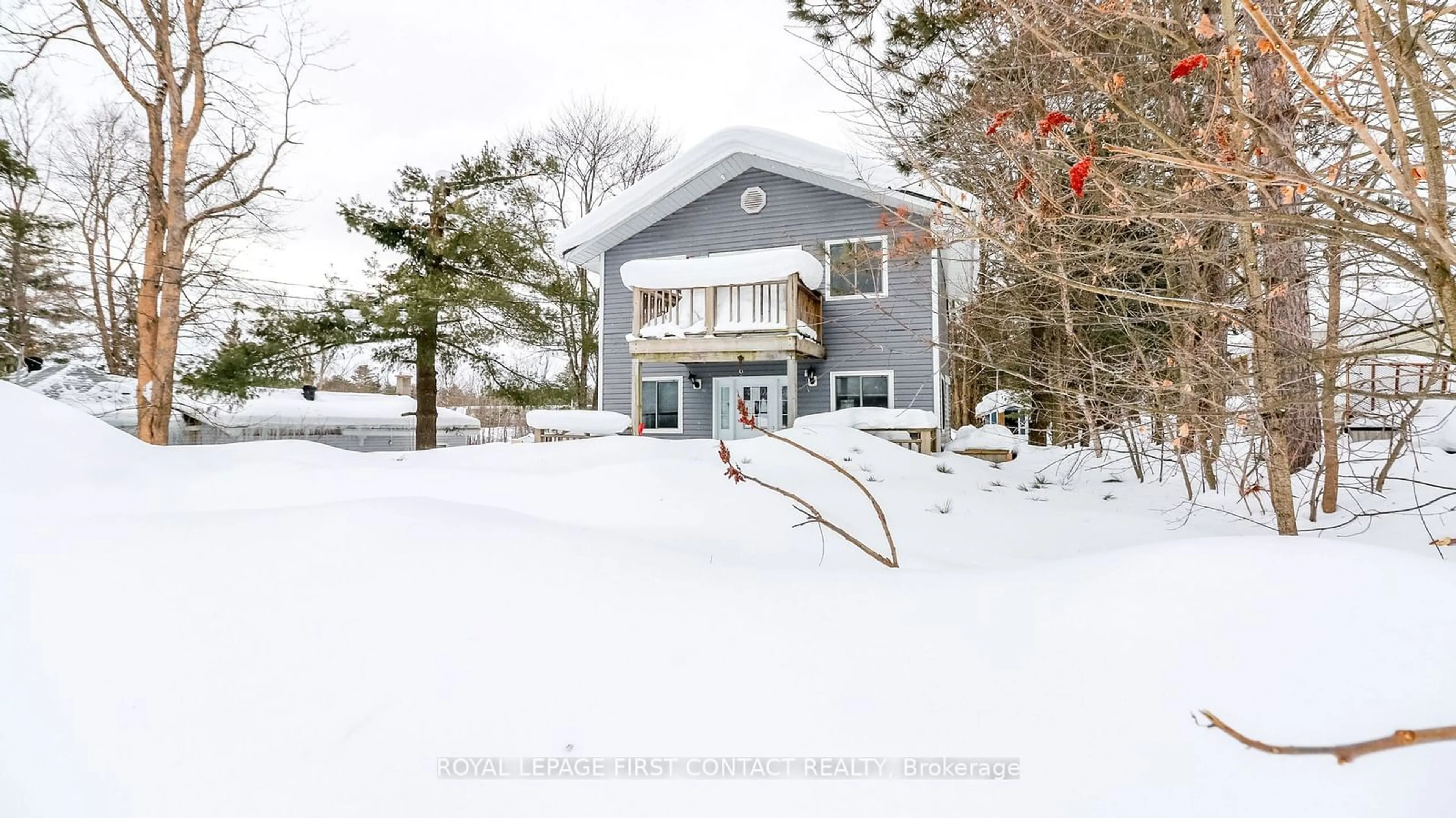 A pic from outside/outdoor area/front of a property/back of a property/a pic from drone, unknown for 135 Hill St, Gravenhurst Ontario P1P 1R2