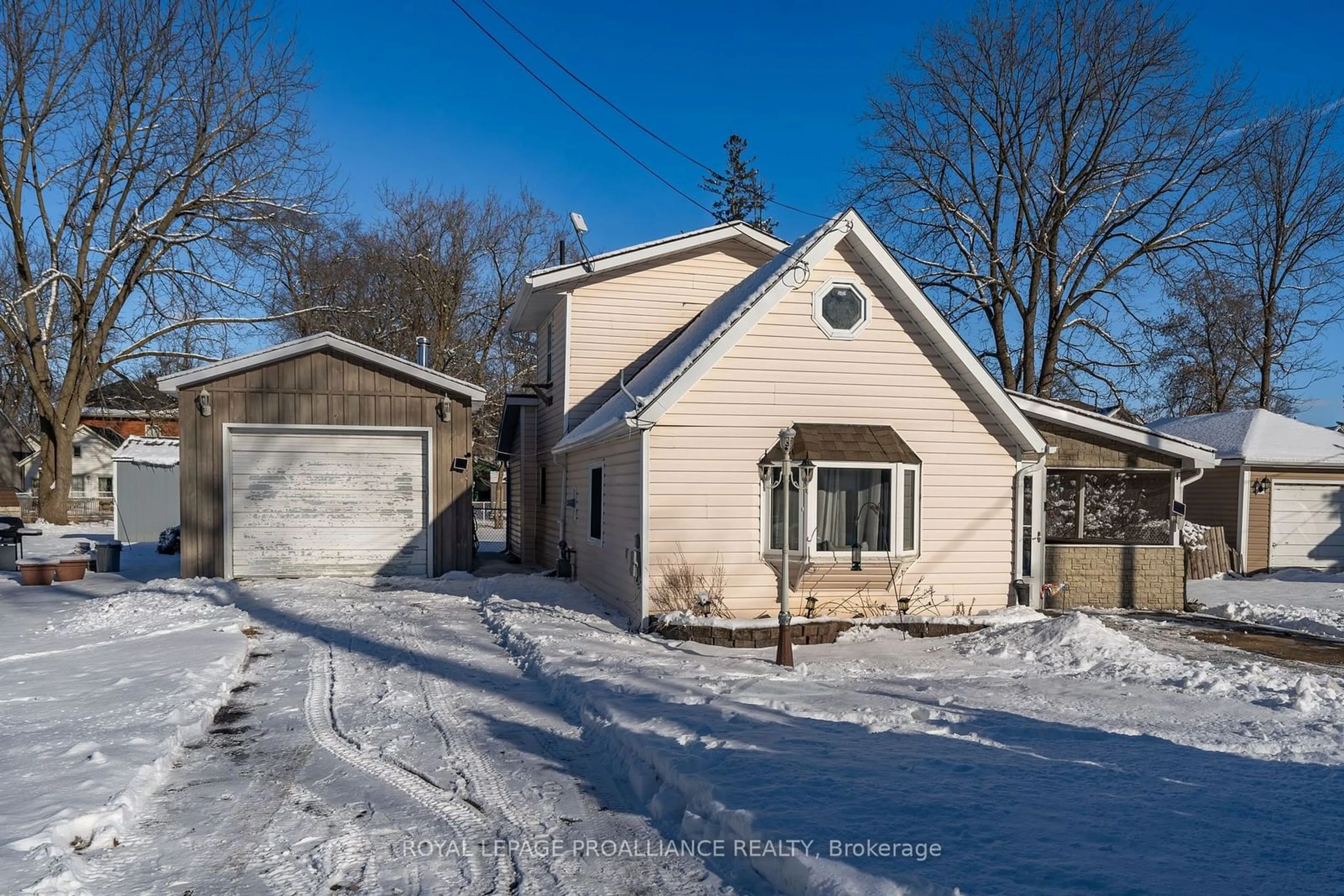 A pic from outside/outdoor area/front of a property/back of a property/a pic from drone, street for 178 Green St, Deseronto Ontario K0K 1X0