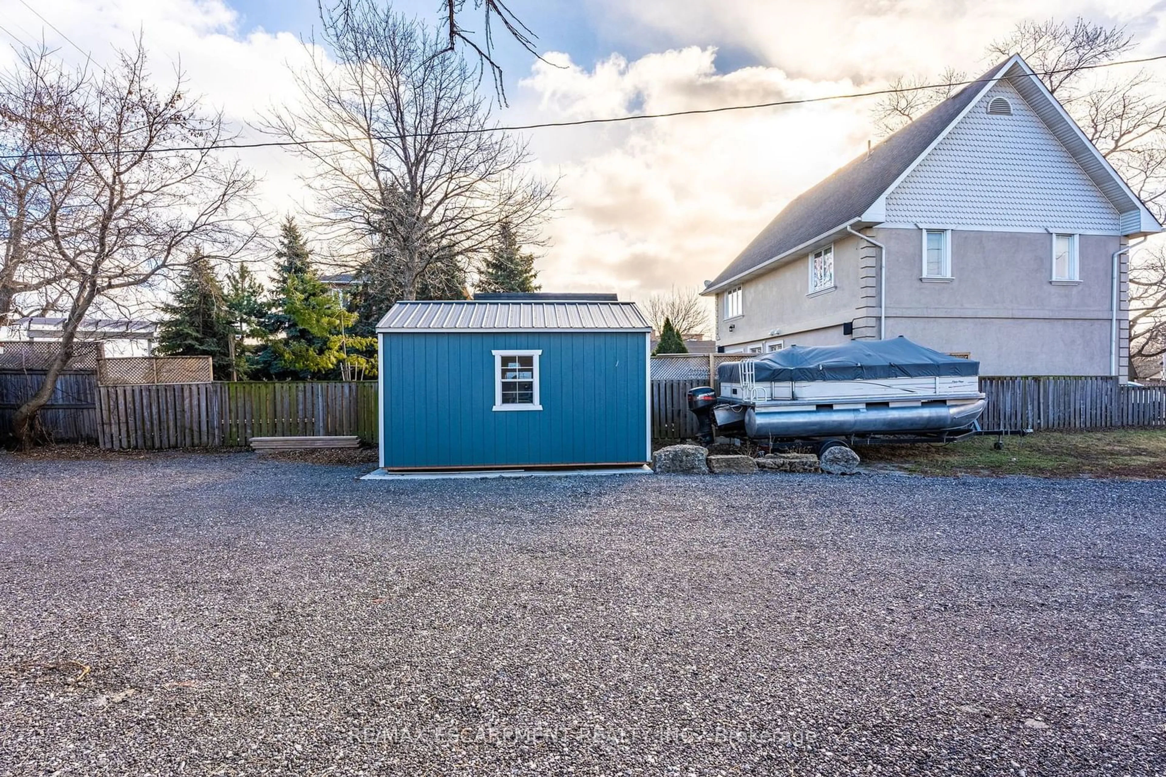 Shed for 735 Beach Blvd, Hamilton Ontario L8H 6Y5