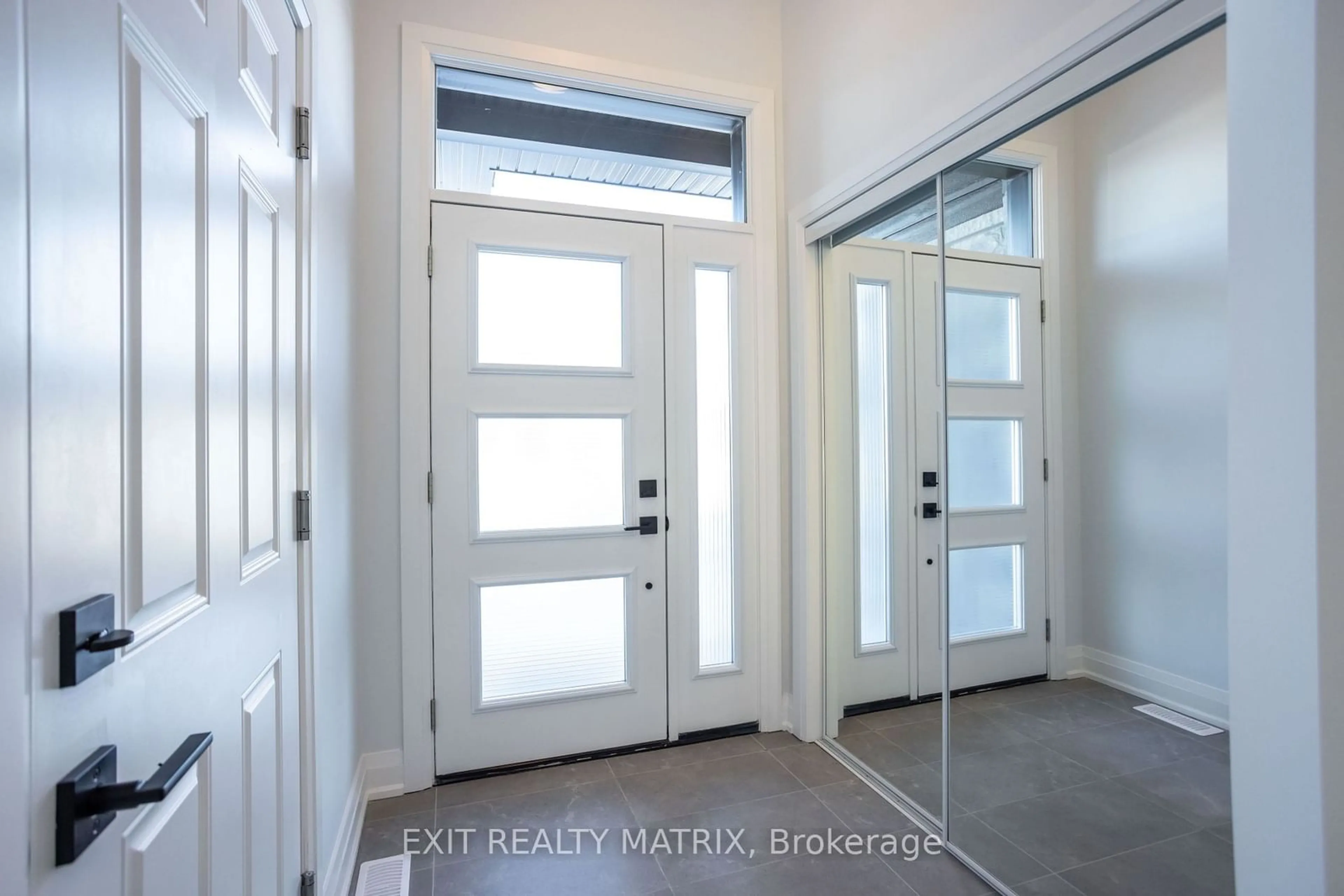 Indoor entryway for 968 COLOGNE St, Russell Ontario K0A 1W0