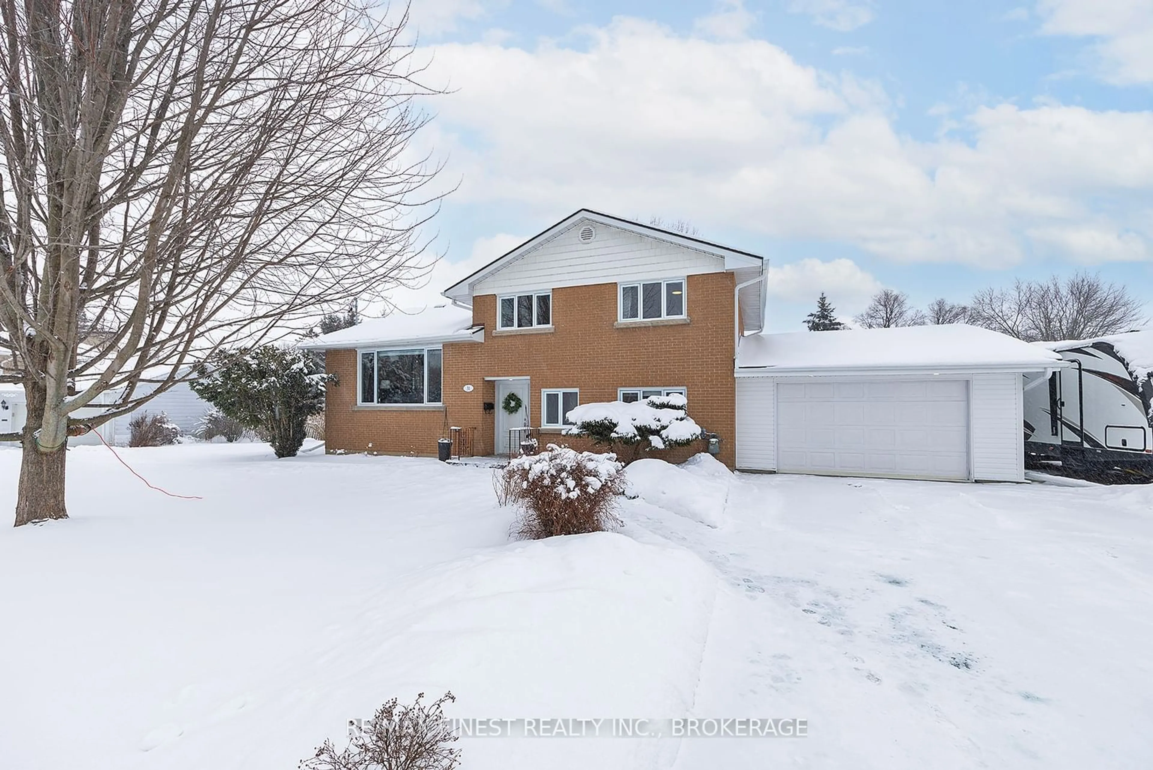 A pic from outside/outdoor area/front of a property/back of a property/a pic from drone, street for 31 Manitou Cres, Loyalist Ontario K7N 1B1