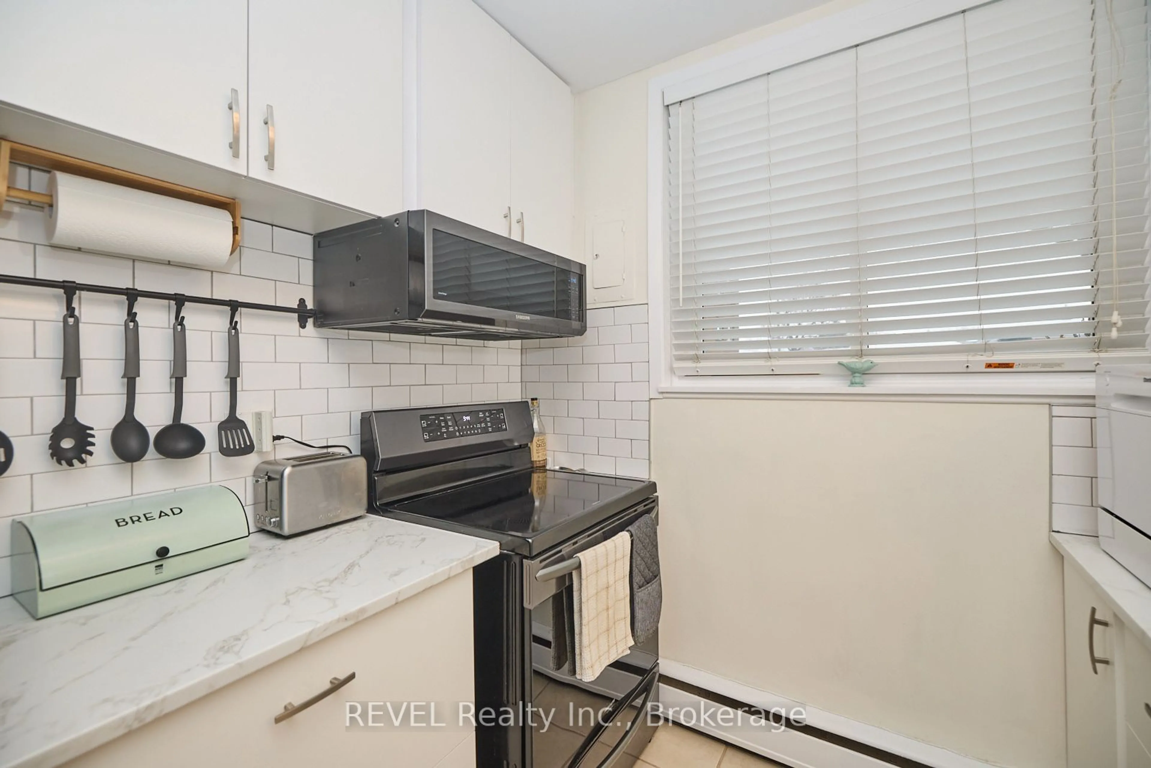 Standard kitchen, unknown for 450 Carlton St #2, St. Catharines Ontario L2M 4X1