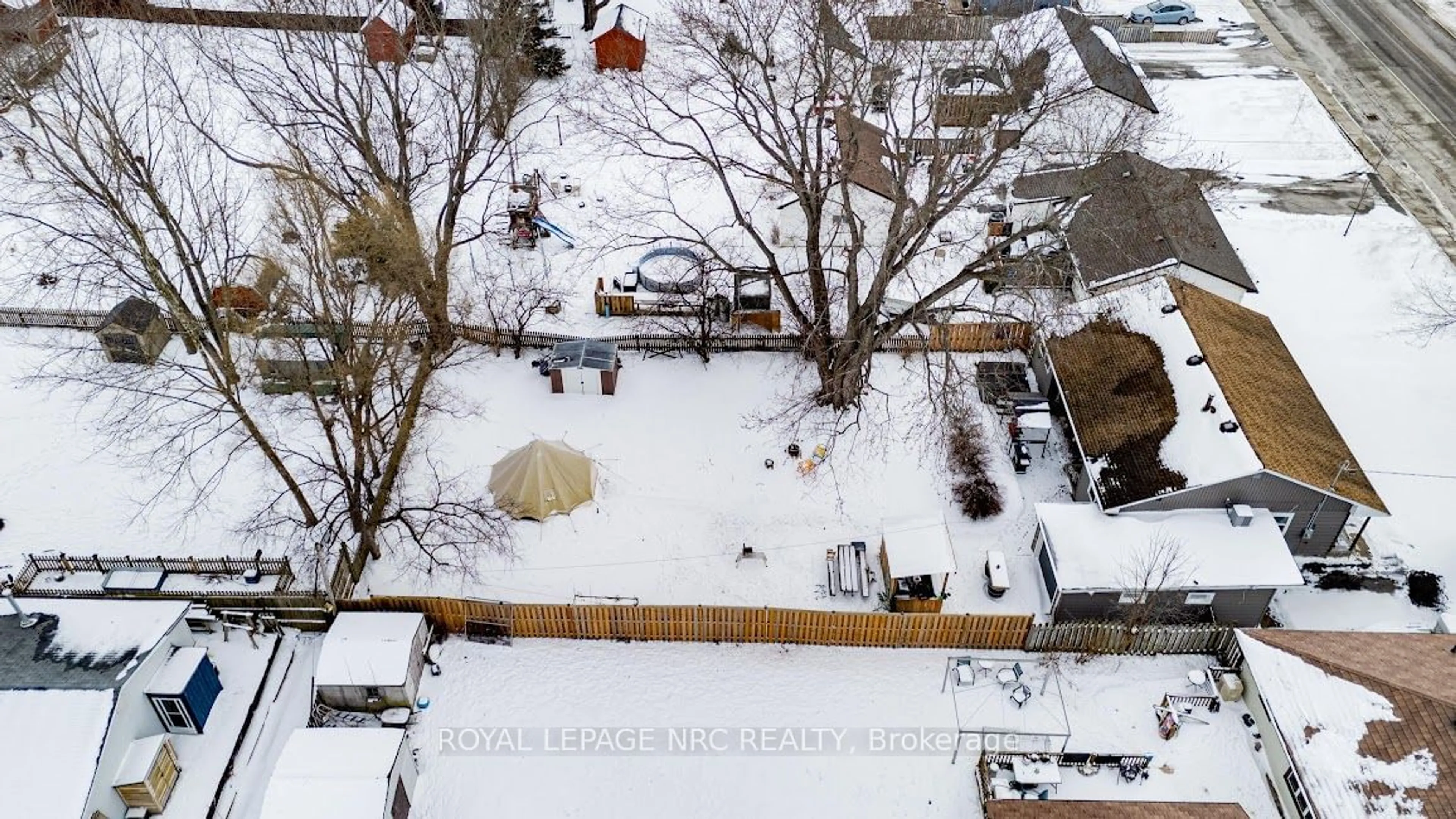 A pic from outside/outdoor area/front of a property/back of a property/a pic from drone, unknown for 464 Gorham Rd, Fort Erie Ontario L0S 1N0