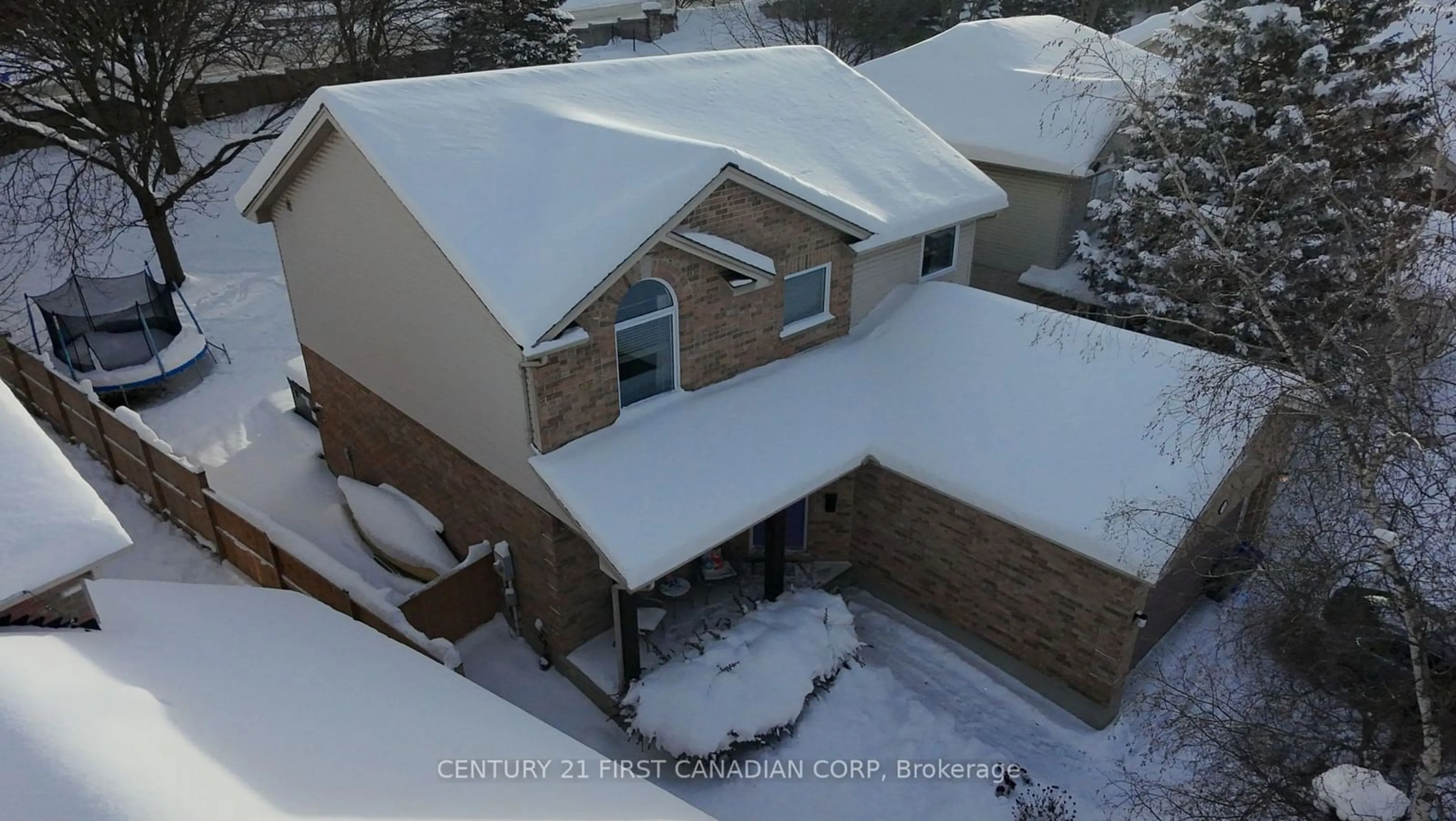 A pic from outside/outdoor area/front of a property/back of a property/a pic from drone, building for 72 Meadowoak Cres, London Ontario N6H 5E8