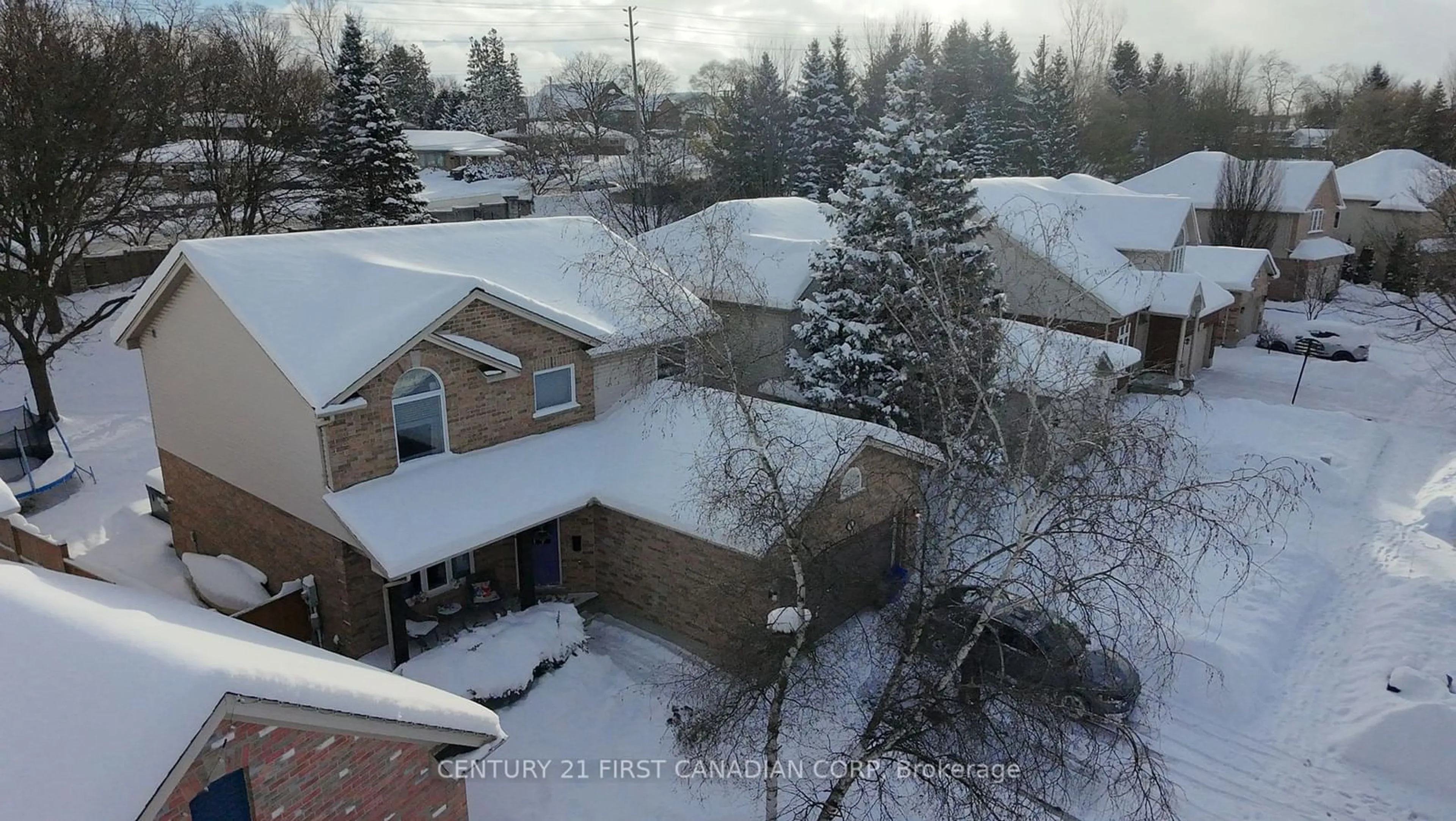 A pic from outside/outdoor area/front of a property/back of a property/a pic from drone, mountain view for 72 Meadowoak Cres, London Ontario N6H 5E8