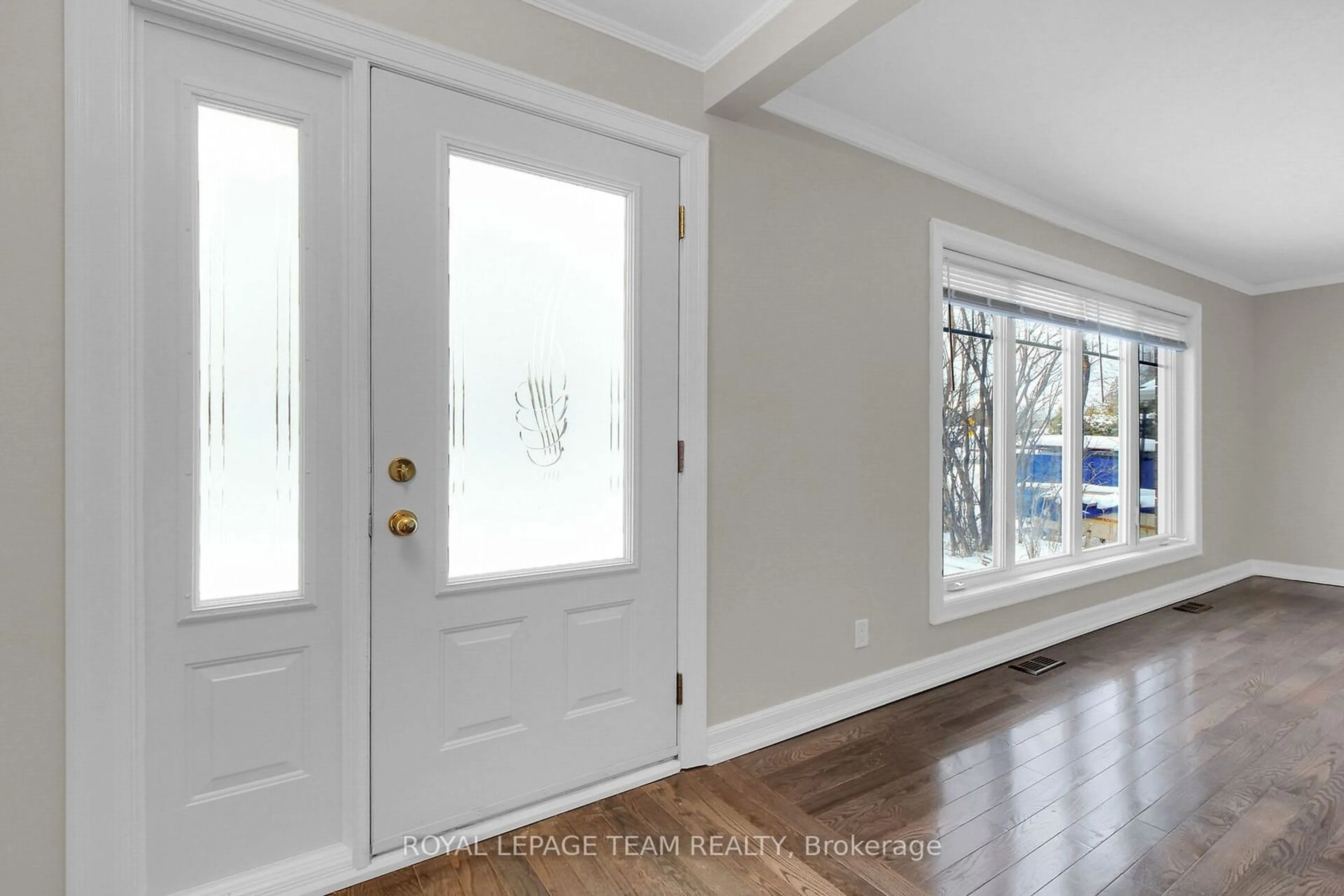 Indoor entryway for 2193 Valley Dr, Elmvale Acres and Area Ontario K1G 2P6