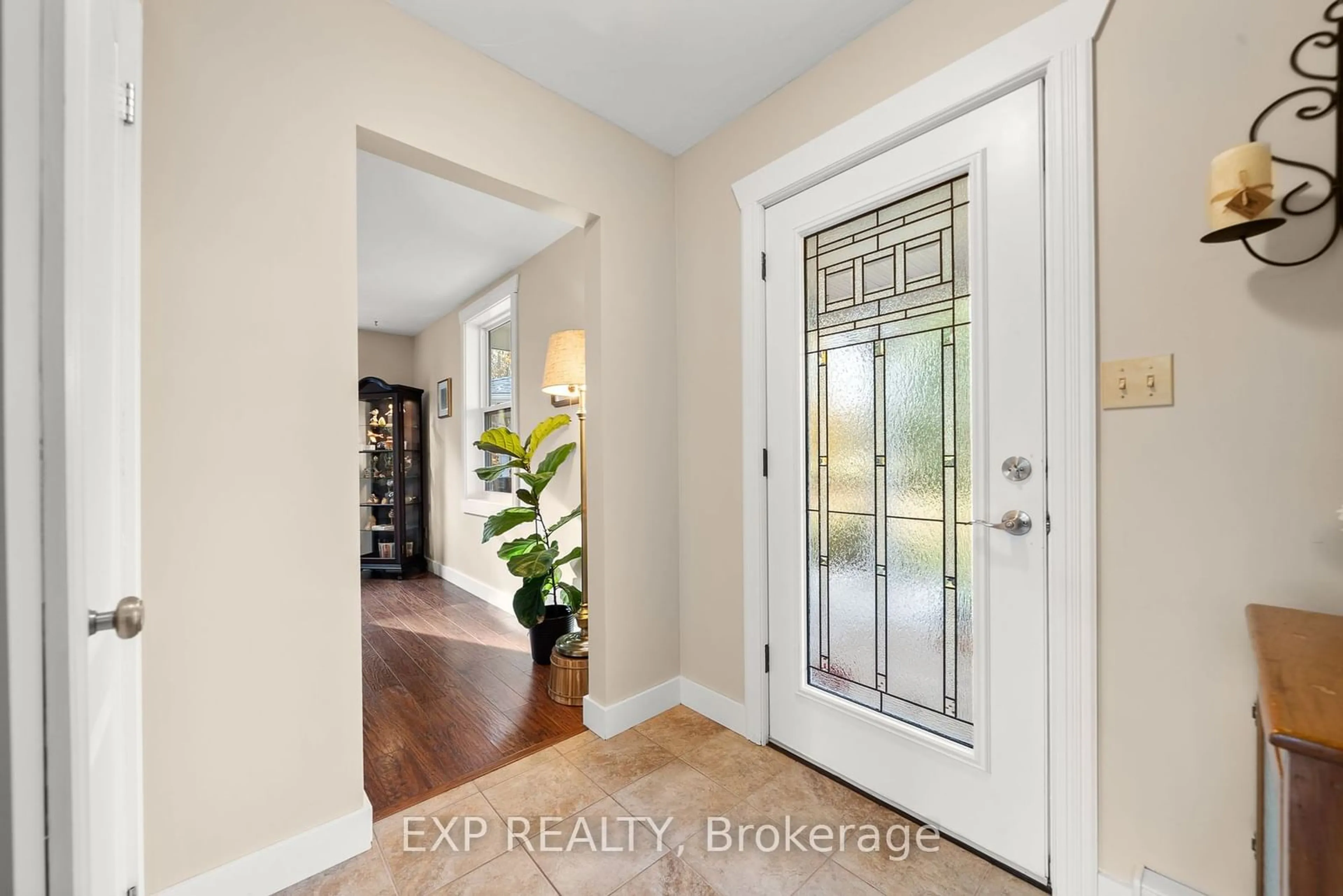 Indoor entryway for 17682 Loyalist Pkwy, Prince Edward County Ontario K0K 3L0