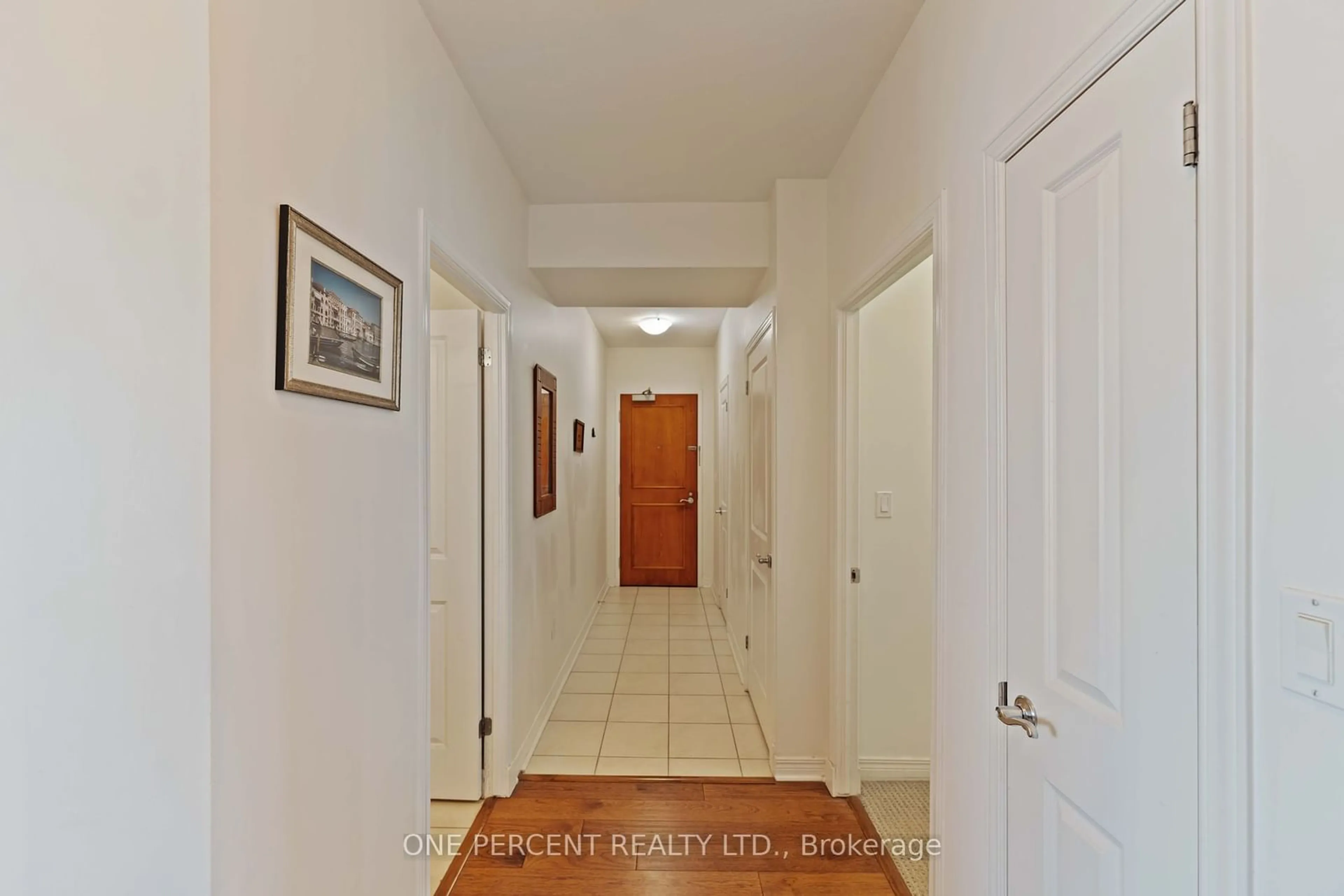 Indoor entryway for 570 LAURIER Ave #1802, Ottawa Centre Ontario K1R 1C8