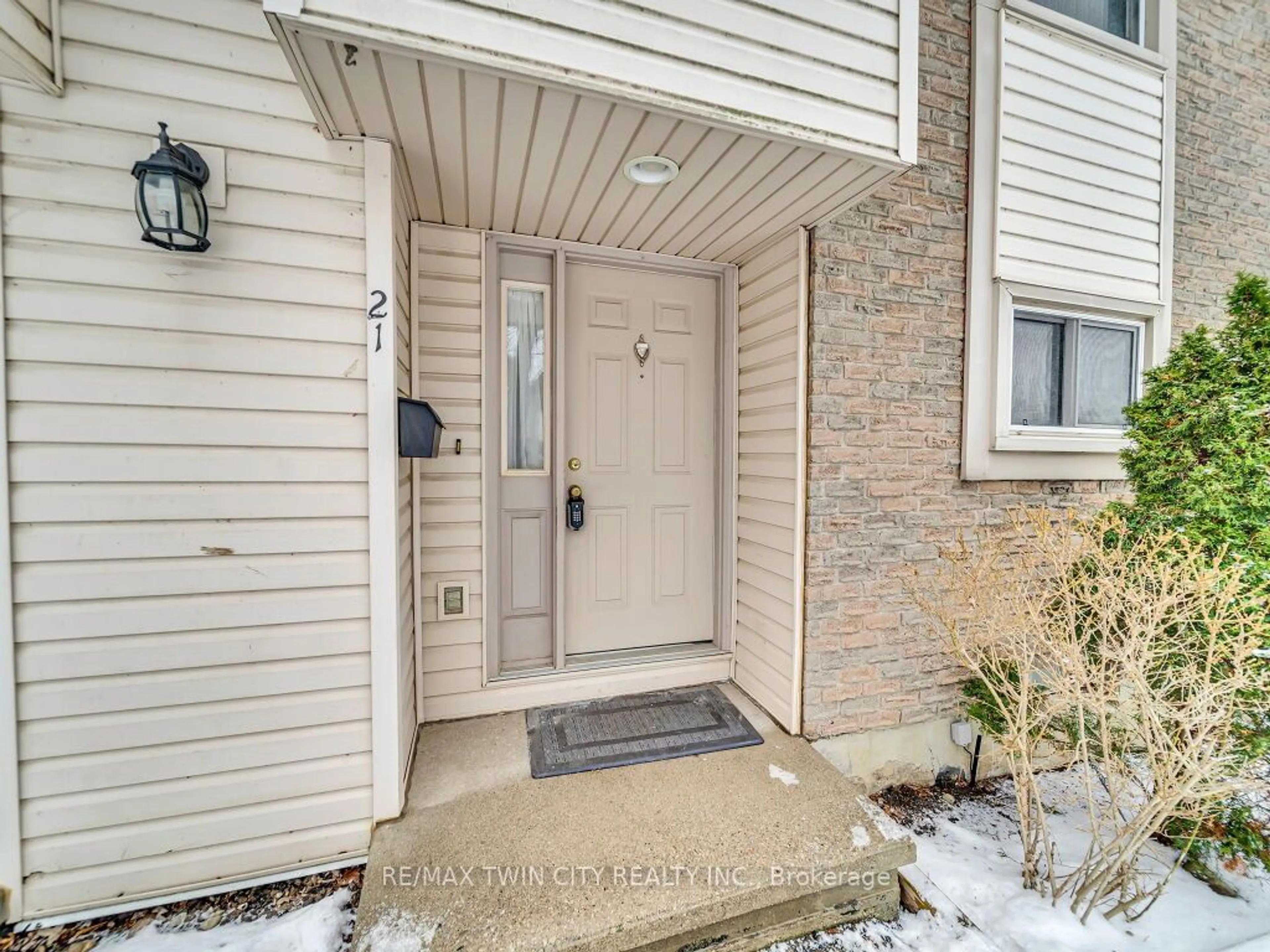 Indoor entryway for 11 Grand River Blvd #21, Kitchener Ontario N2A 2T2