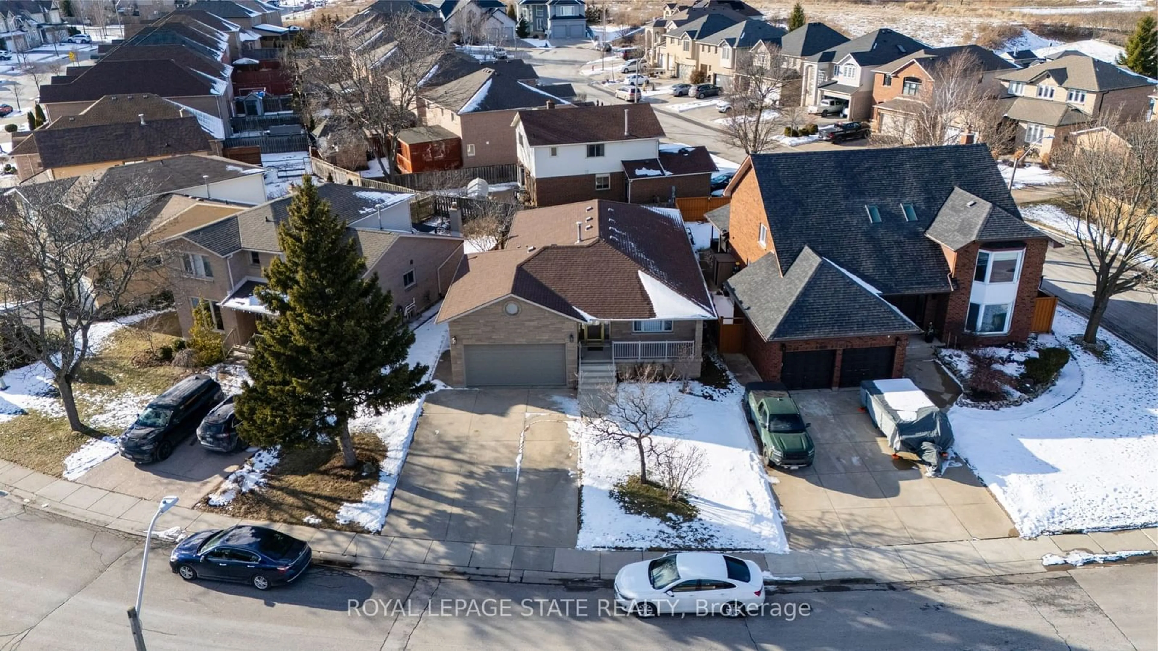 A pic from outside/outdoor area/front of a property/back of a property/a pic from drone, street for 483 Dicenzo Dr, Hamilton Ontario L9B 2C4