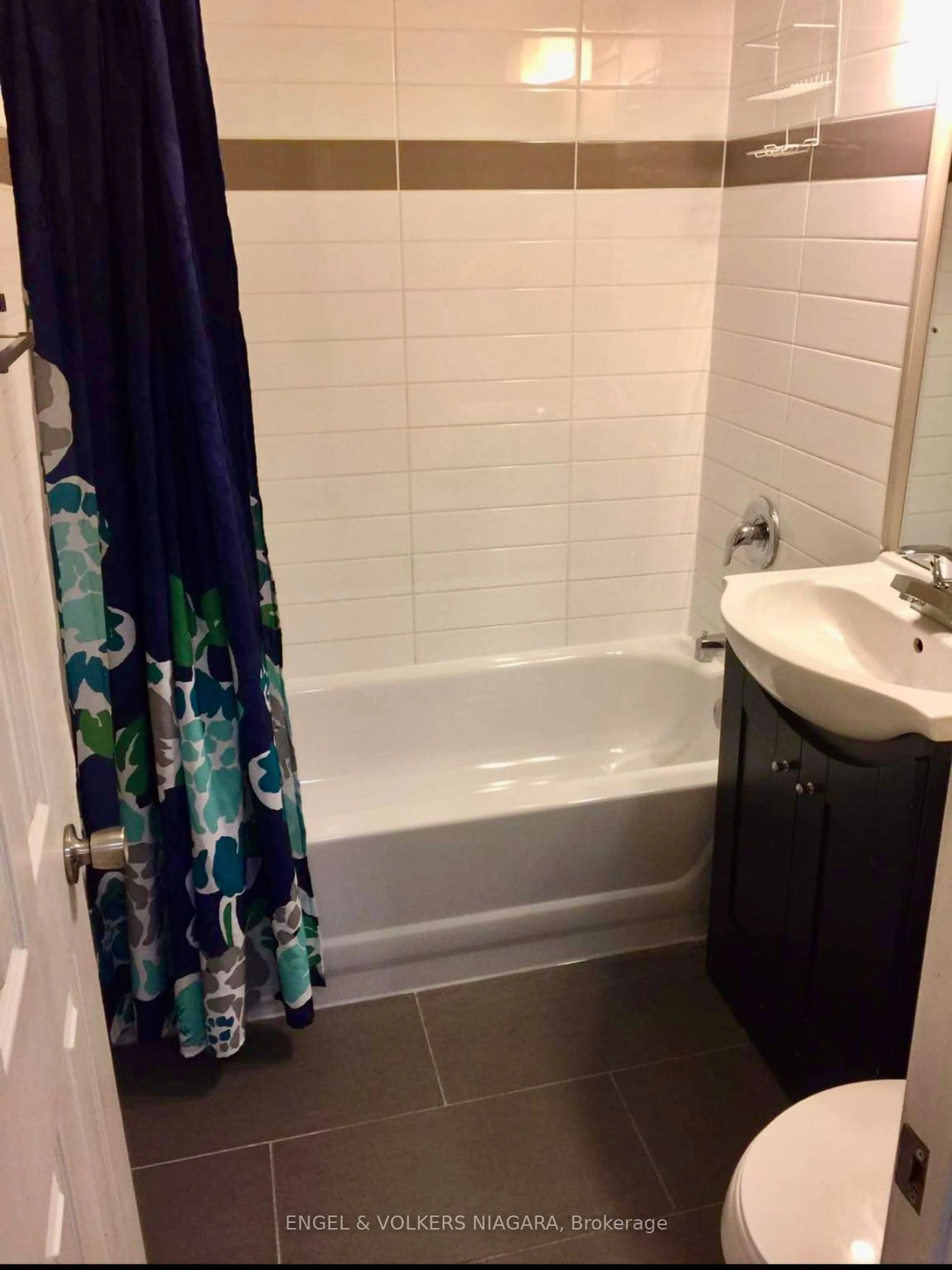 Standard bathroom, unknown for 6266 Culp St, Niagara Falls Ontario L2G 2C1