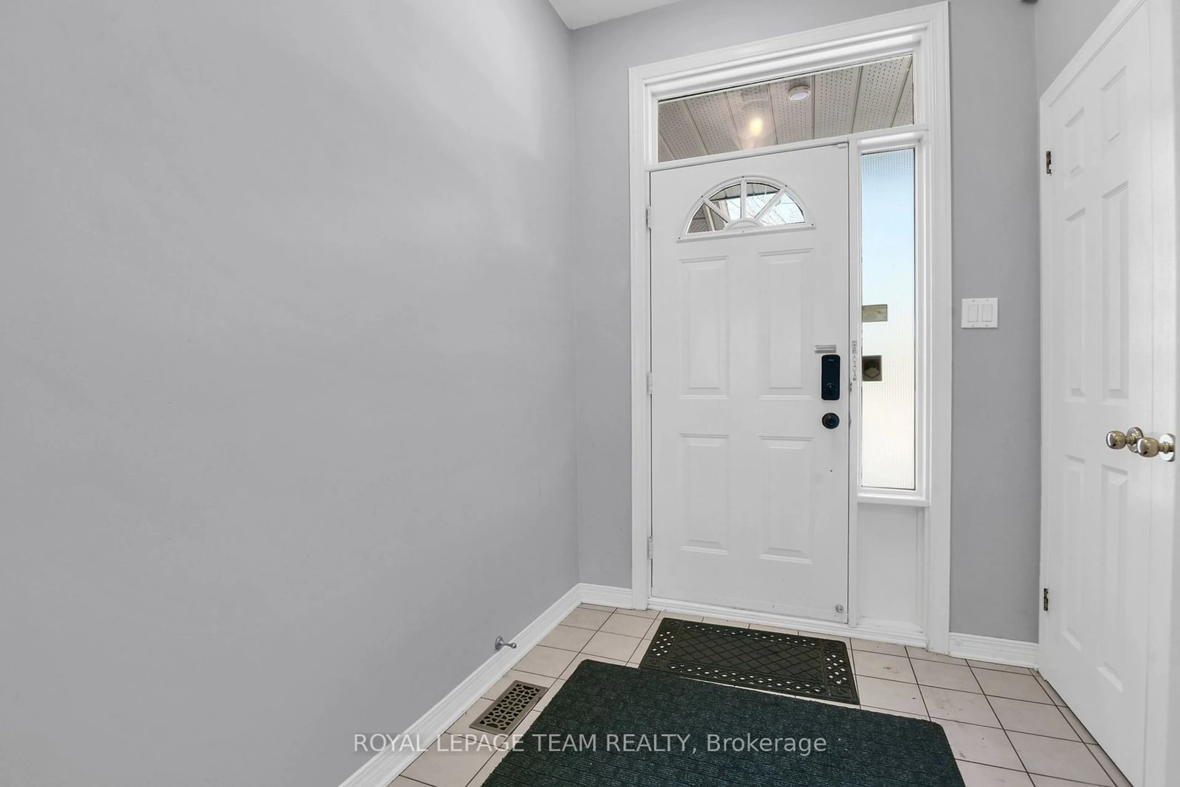 Indoor entryway for 122 Kimberwick Cres, Hunt Club - Windsor Park Village and Area Ontario K1V 1K7