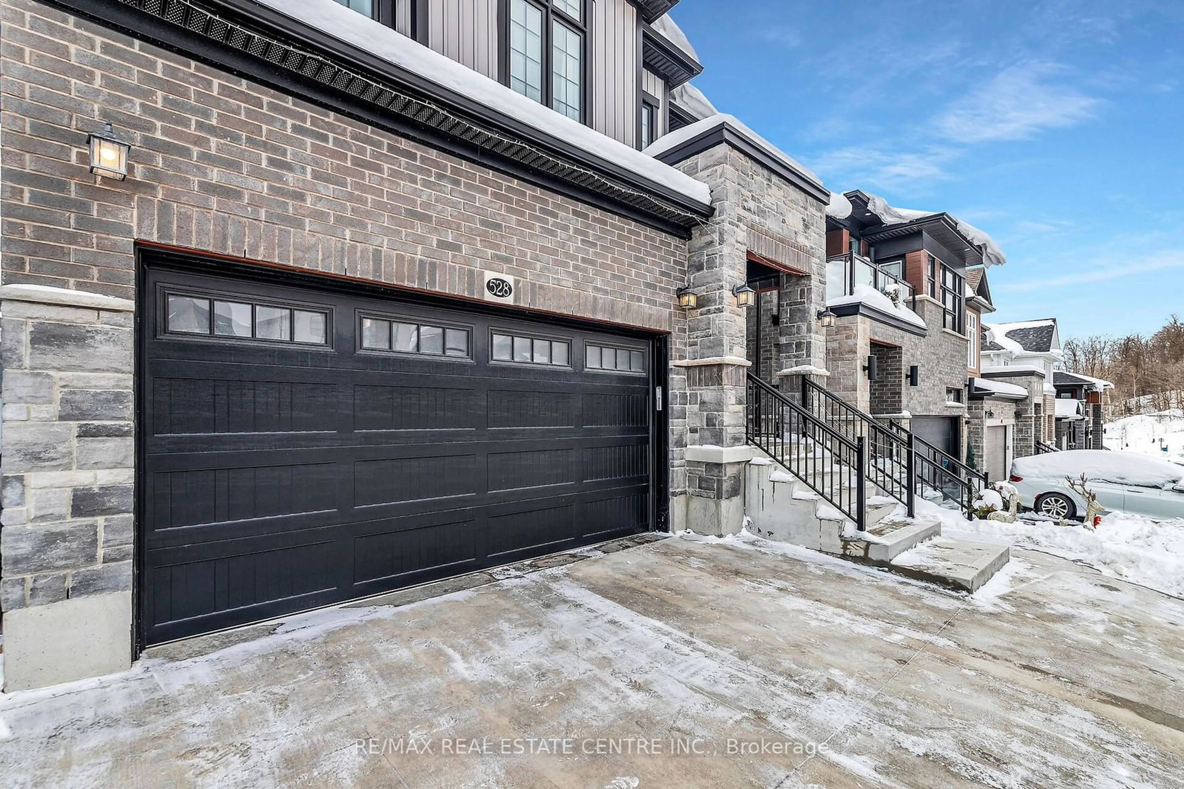 Home with brick exterior material, street for 528 Nathalie Cres, Kitchener Ontario N2E 0H8