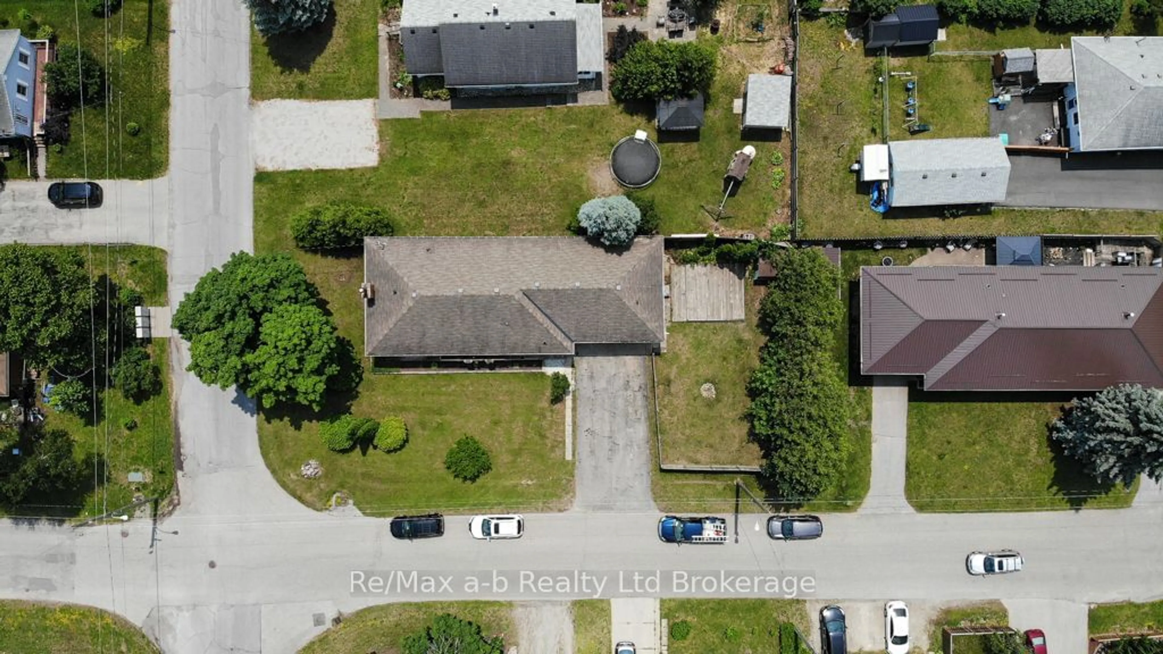 A pic from outside/outdoor area/front of a property/back of a property/a pic from drone, street for 9 Duncan St, Tillsonburg Ontario N4G 2N7