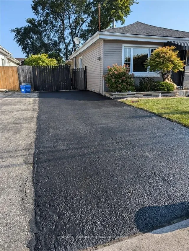 Additional property image - 865 Queensdale Ave