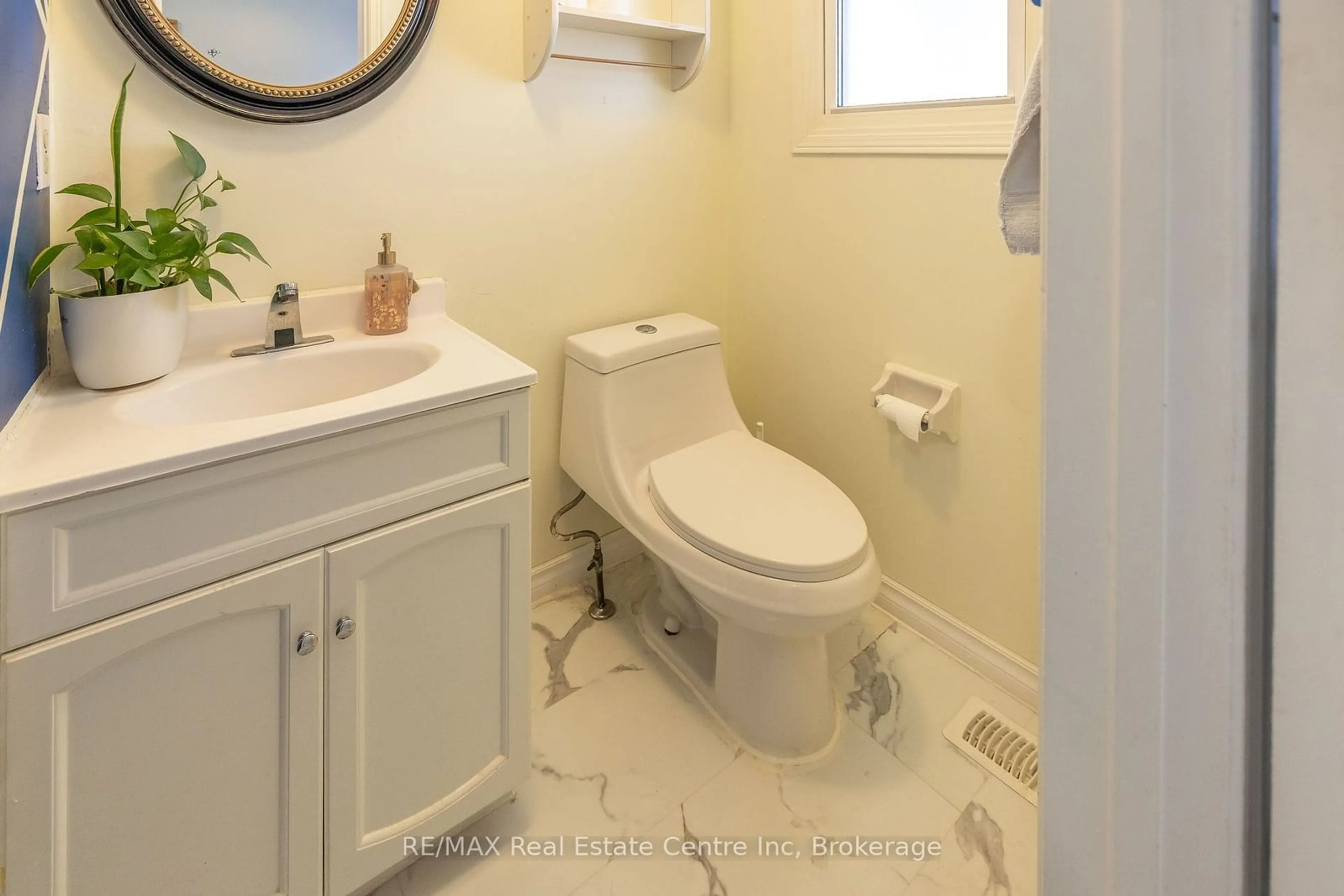 Standard bathroom, ceramic/tile floor for 112 Stephen Dr, Guelph Ontario N1H 7R2