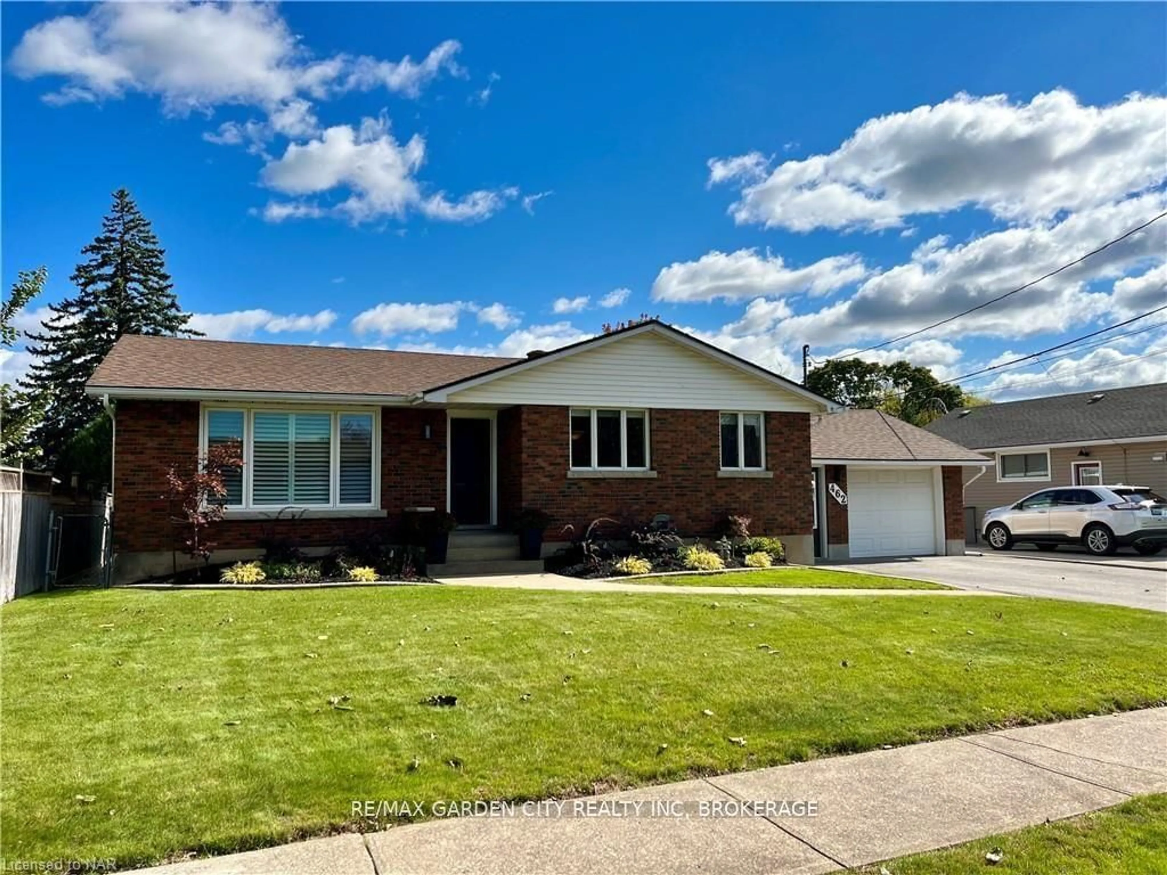 Home with brick exterior material, street for 462 GRANTHAM Ave, St. Catharines Ontario L2M 3J4