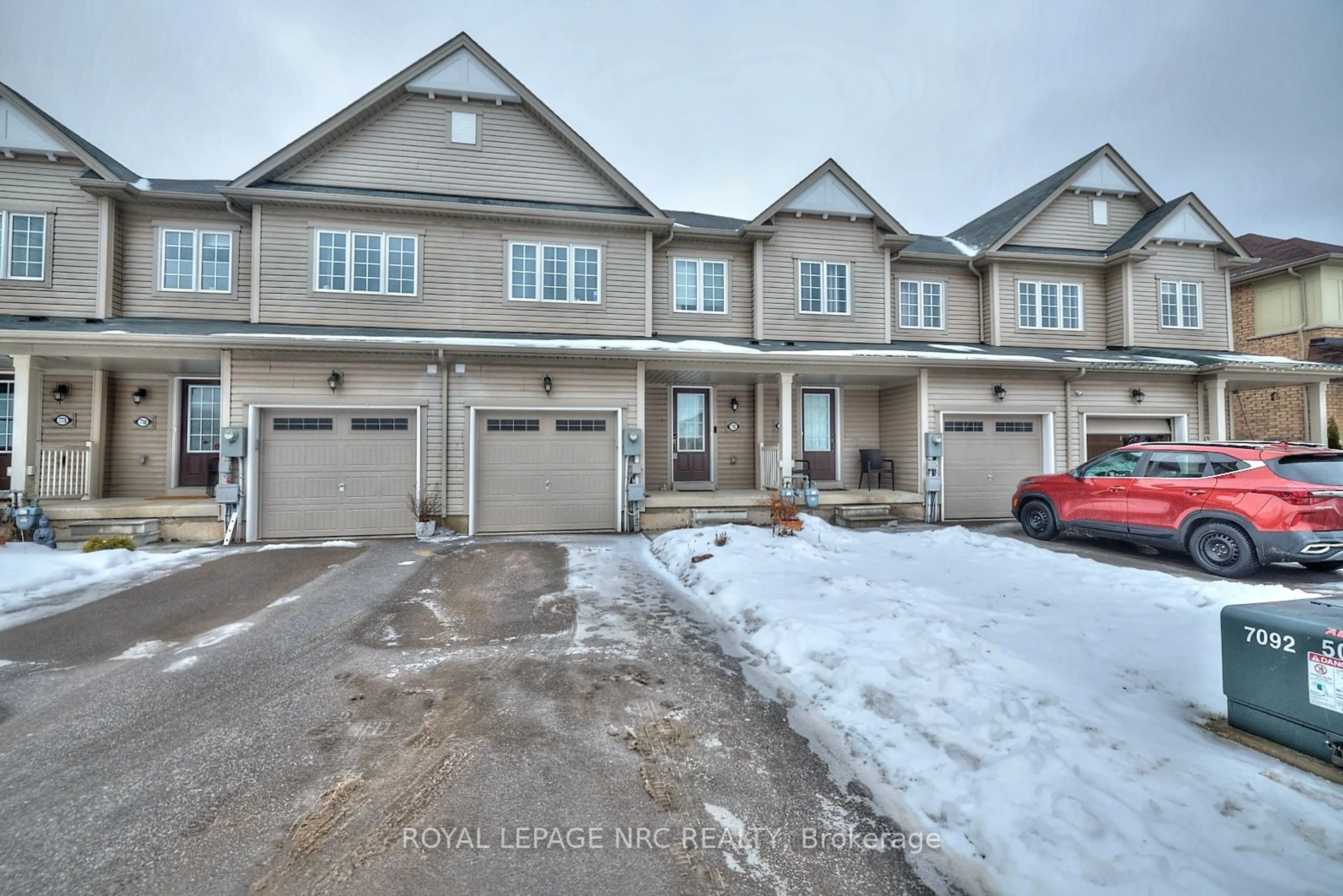 A pic from outside/outdoor area/front of a property/back of a property/a pic from drone, street for 7782 White Pine Cres, Niagara Falls Ontario L2H 3R4