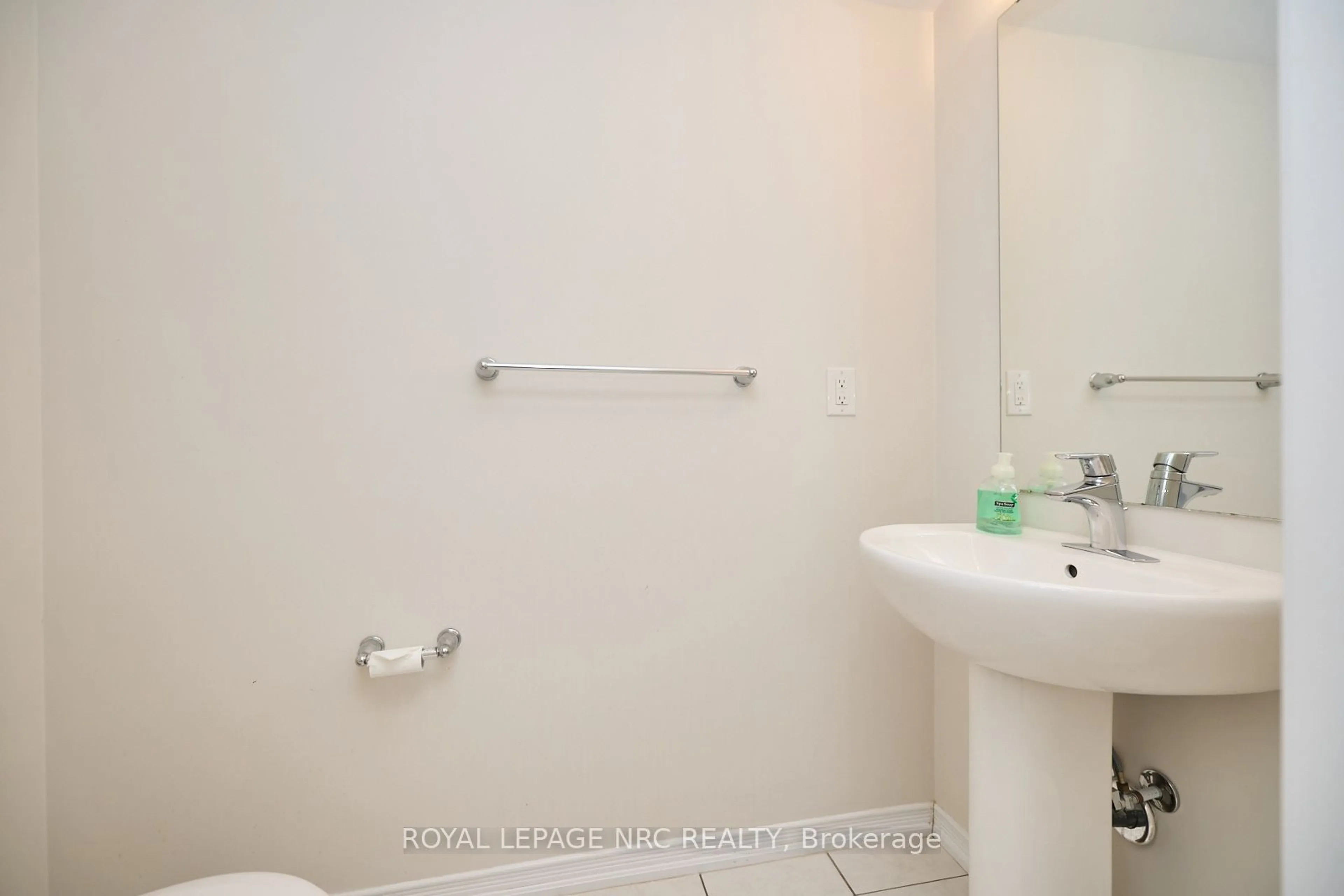 Standard bathroom, unknown for 7782 White Pine Cres, Niagara Falls Ontario L2H 3R4