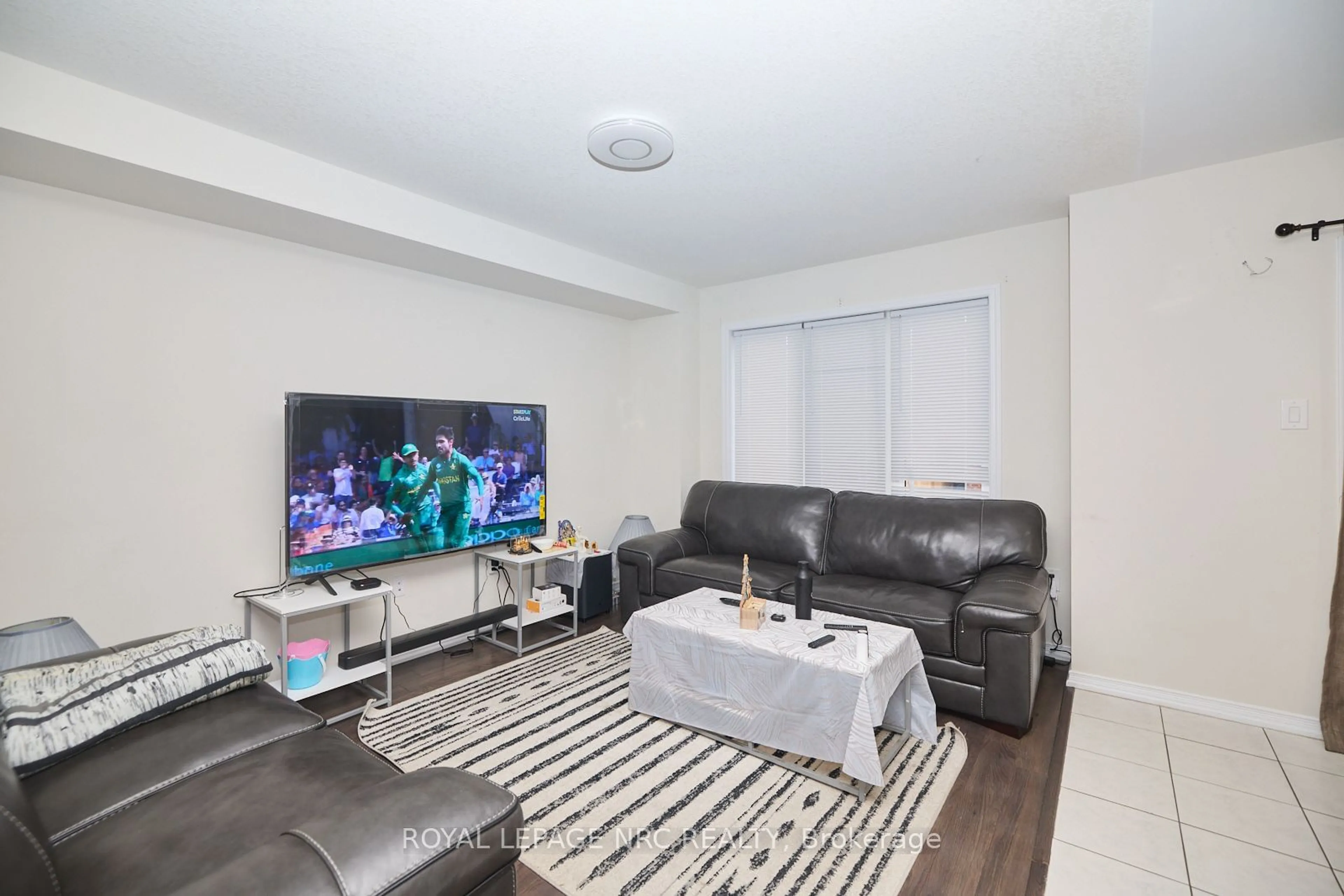 Living room with furniture, unknown for 7782 White Pine Cres, Niagara Falls Ontario L2H 3R4