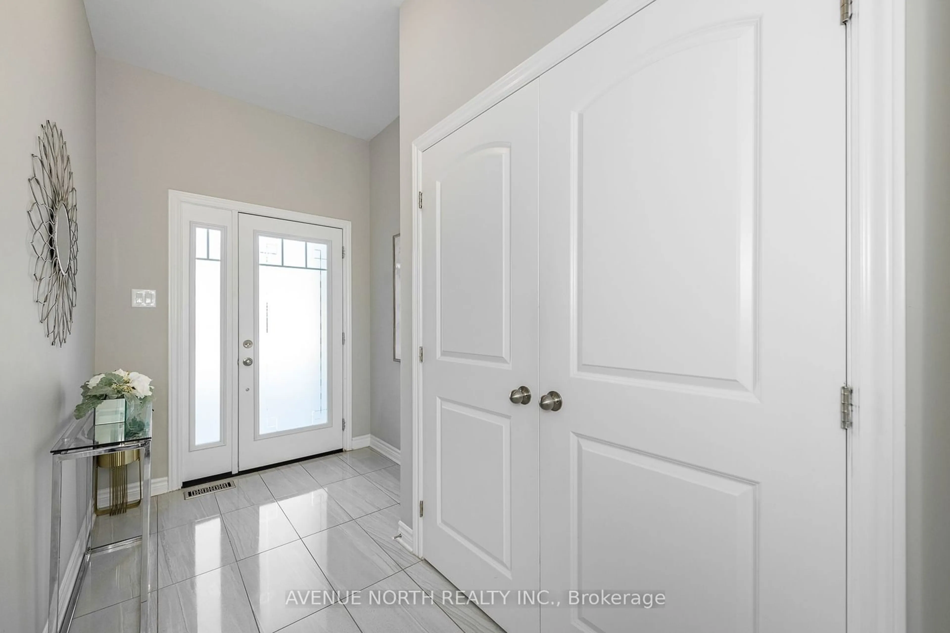 Indoor entryway for 1039 Cedar Creek Dr, Blossom Park - Airport and Area Ontario K1X 0G3