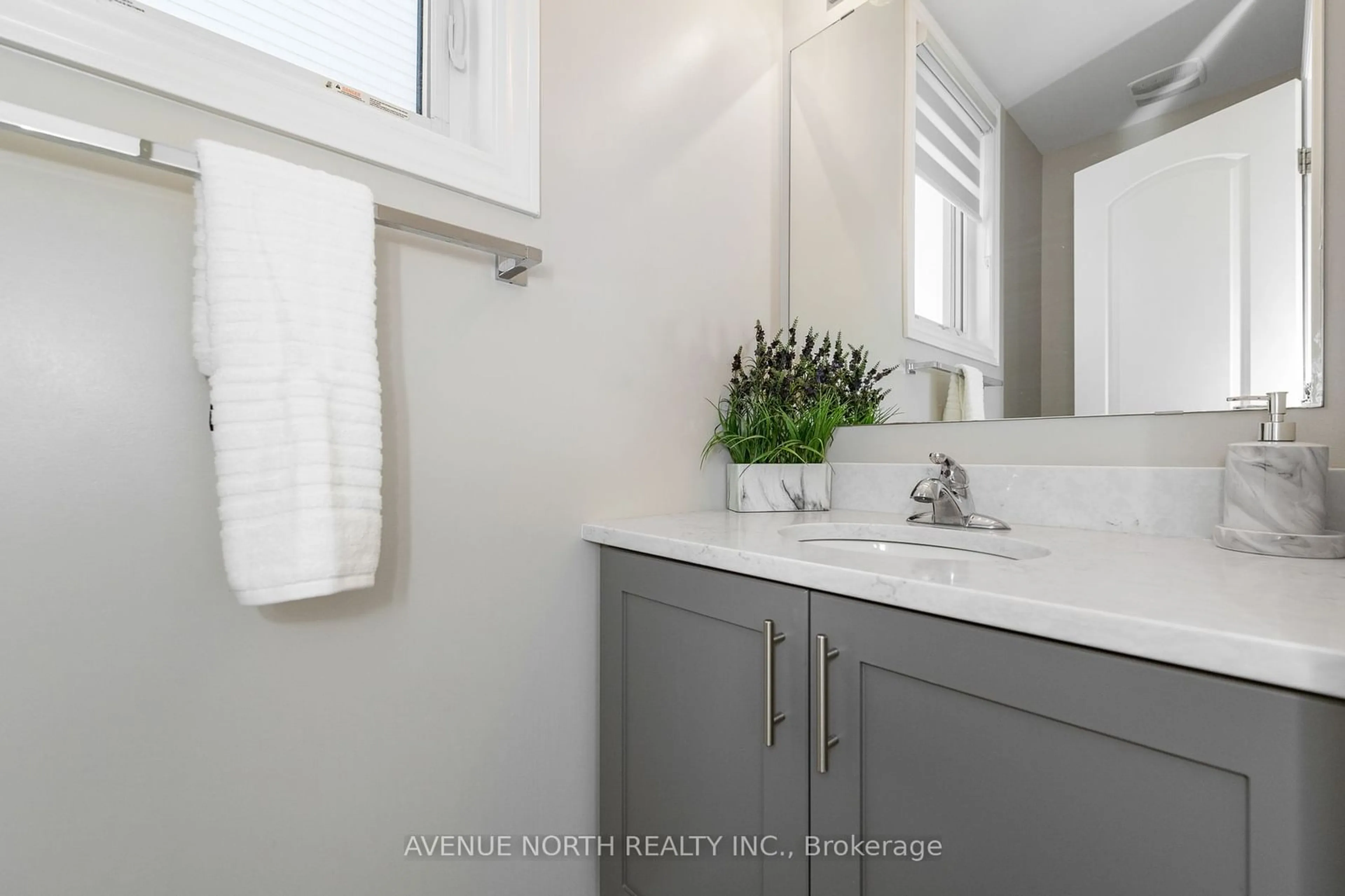 Standard bathroom, ceramic/tile floor for 1039 Cedar Creek Dr, Blossom Park - Airport and Area Ontario K1X 0G3