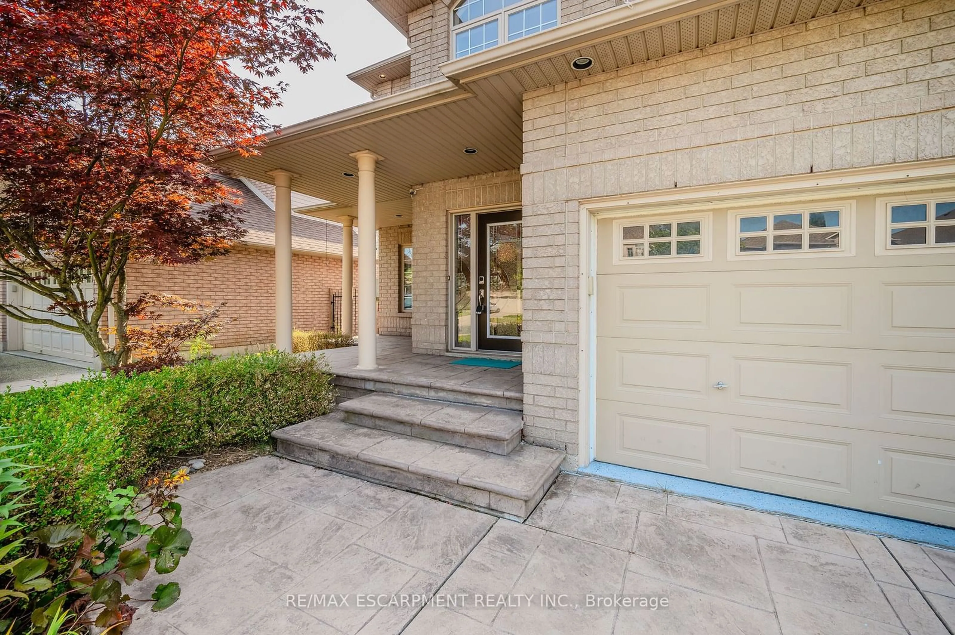 Indoor entryway for 76 Moorland Cres, Hamilton Ontario L9K 1N7