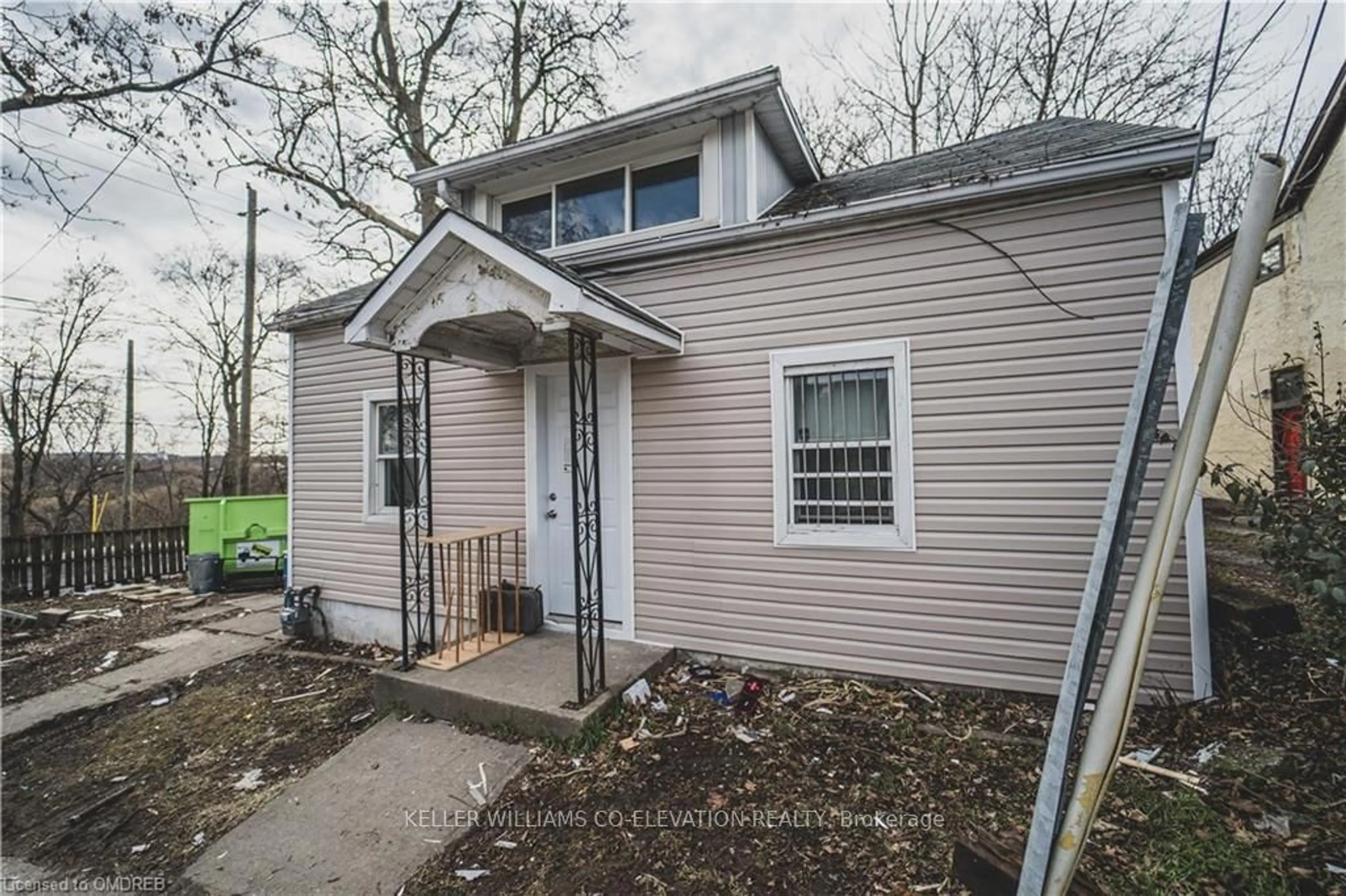 Home with vinyl exterior material, street for 8 LUNDY'S Lane, St. Catharines Ontario L2R 4B8