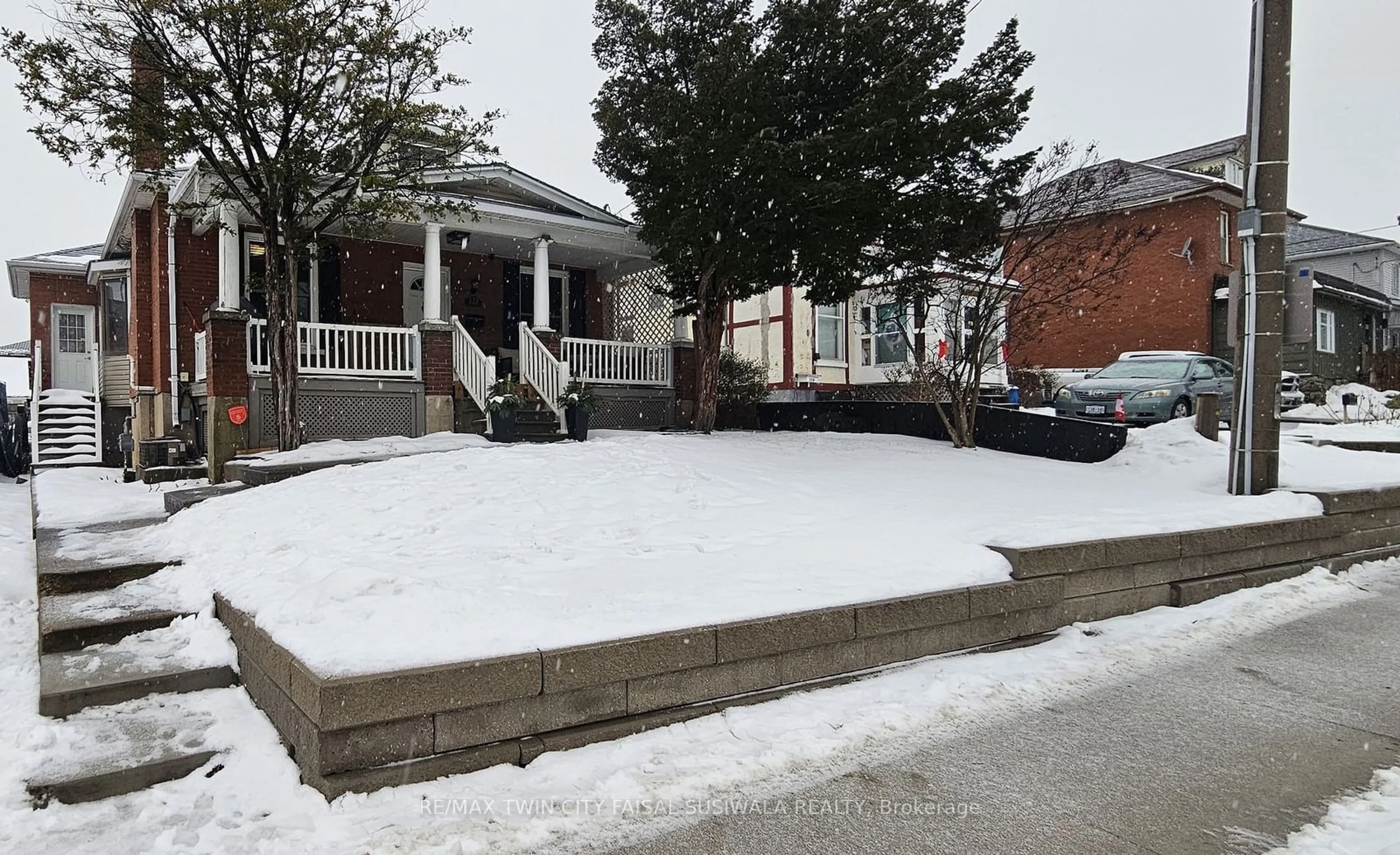 Patio, street for 328 Dundas St, Cambridge Ontario N1R 5P9