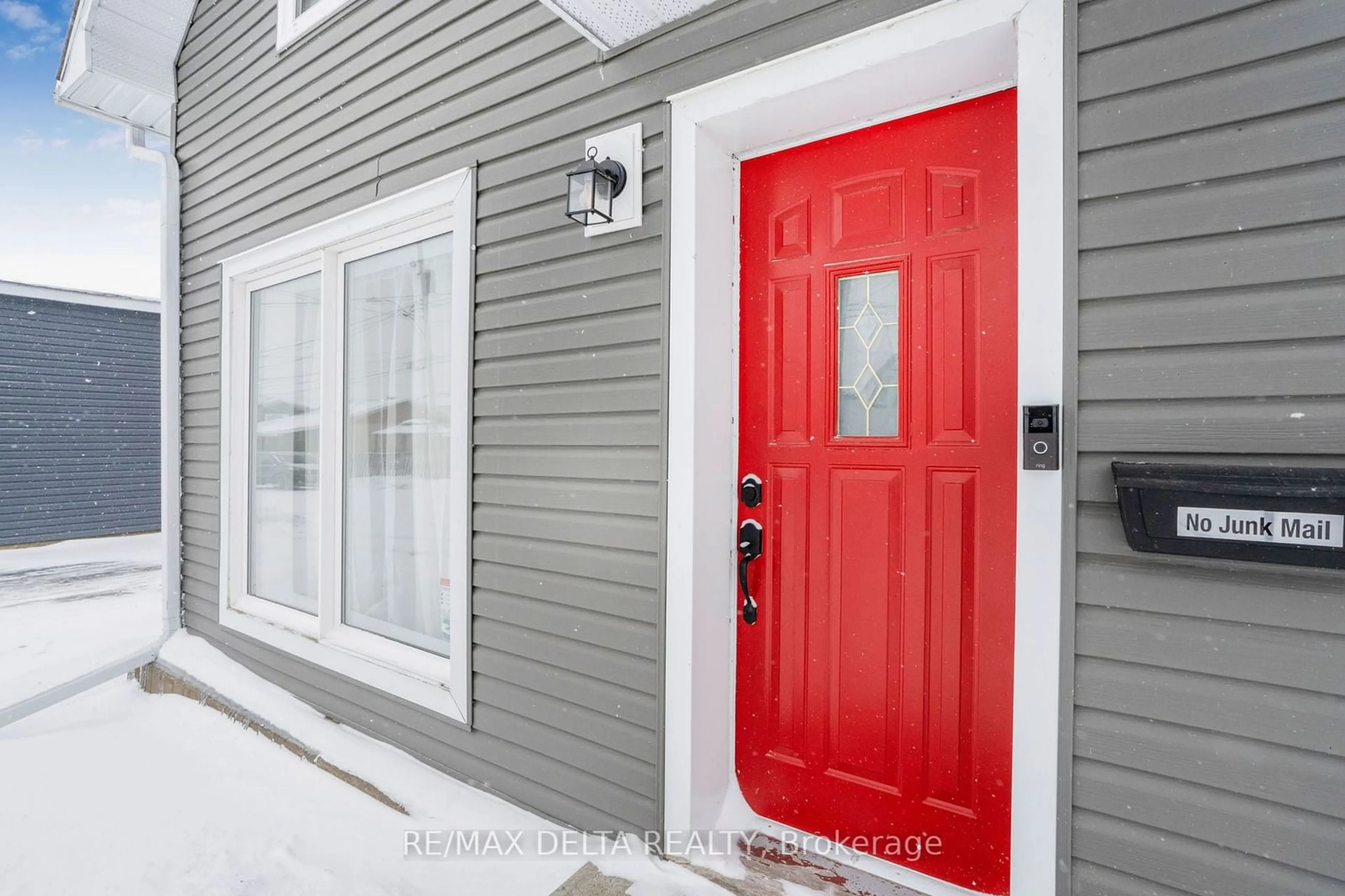 Indoor entryway for 644 St Louis St, Clarence-Rockland Ontario K4K 1K2