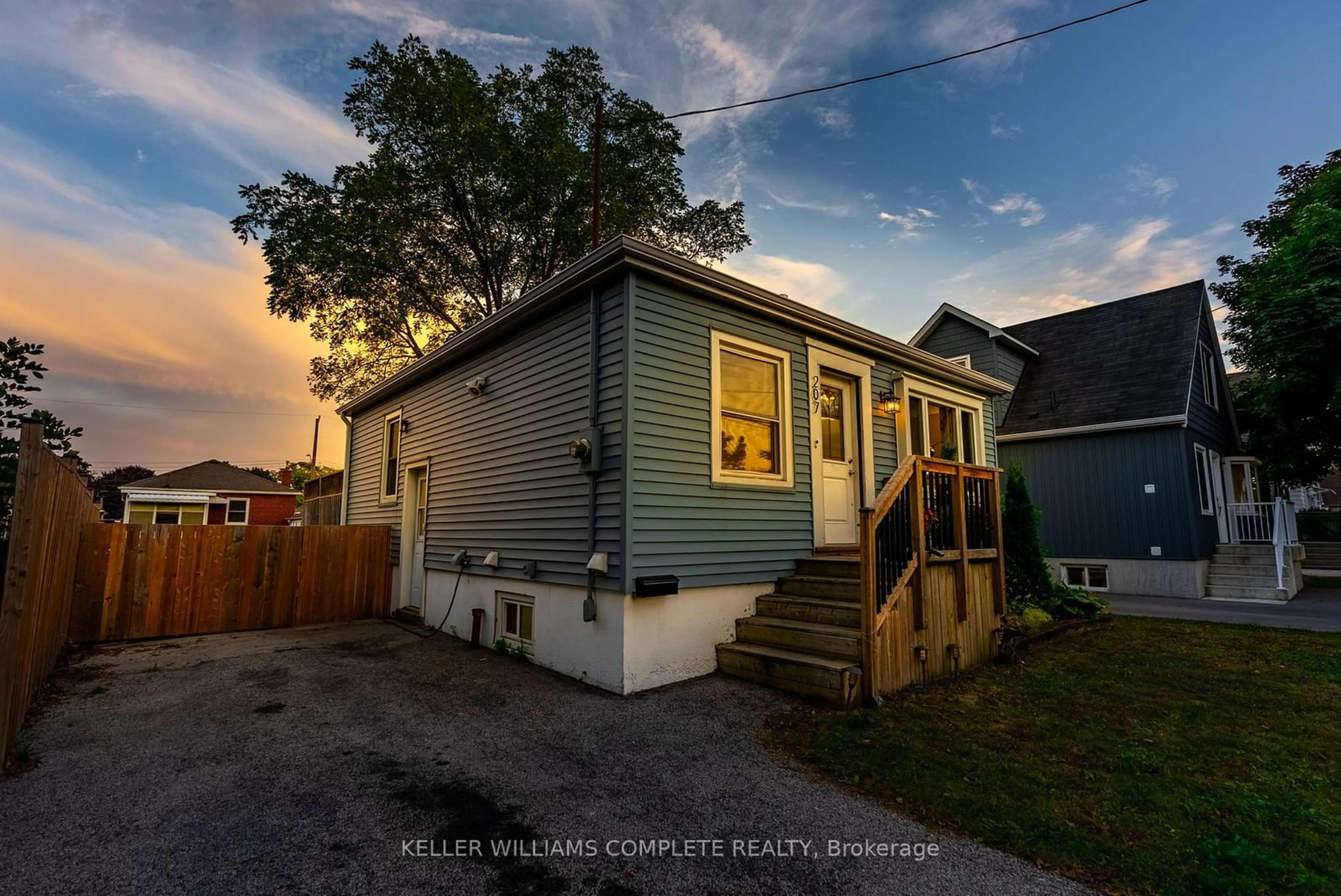 A pic from outside/outdoor area/front of a property/back of a property/a pic from drone, street for 207 East 33rd St, Hamilton Ontario L8V 3T7