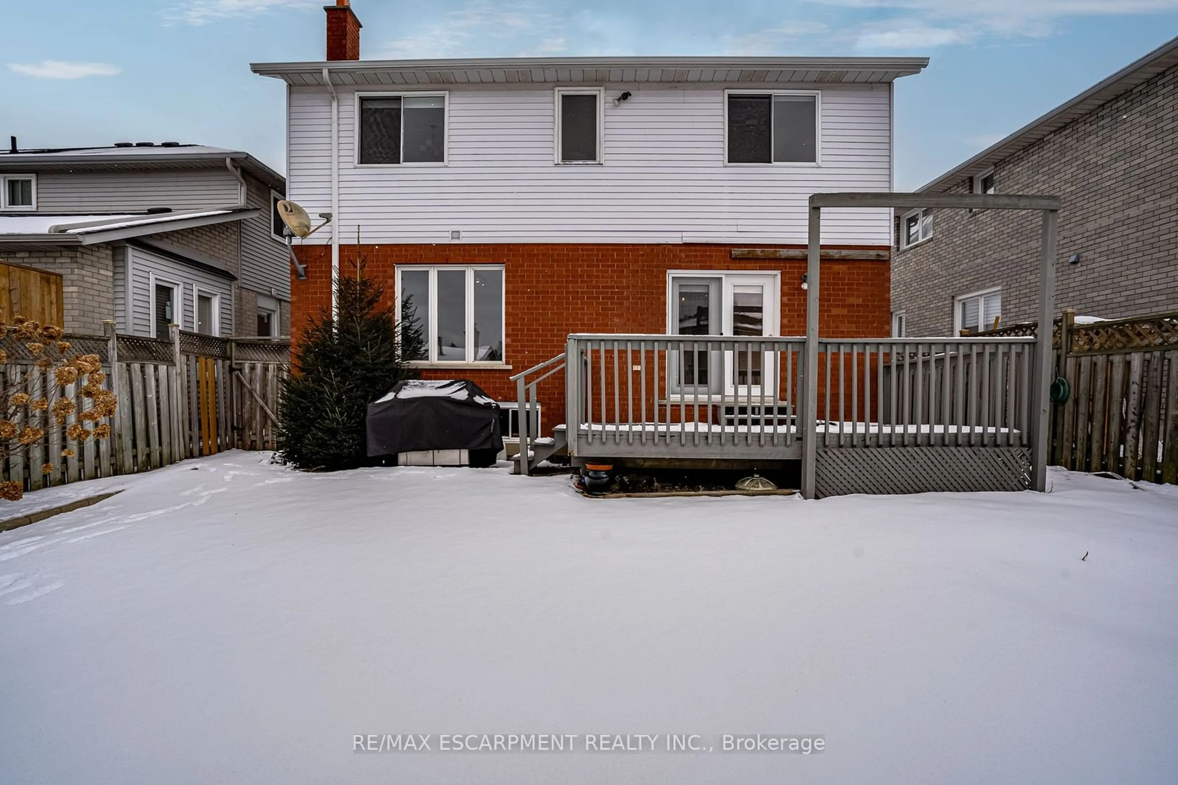 A pic from outside/outdoor area/front of a property/back of a property/a pic from drone, street for 43 Glenayr St, Hamilton Ontario L9C 7J2