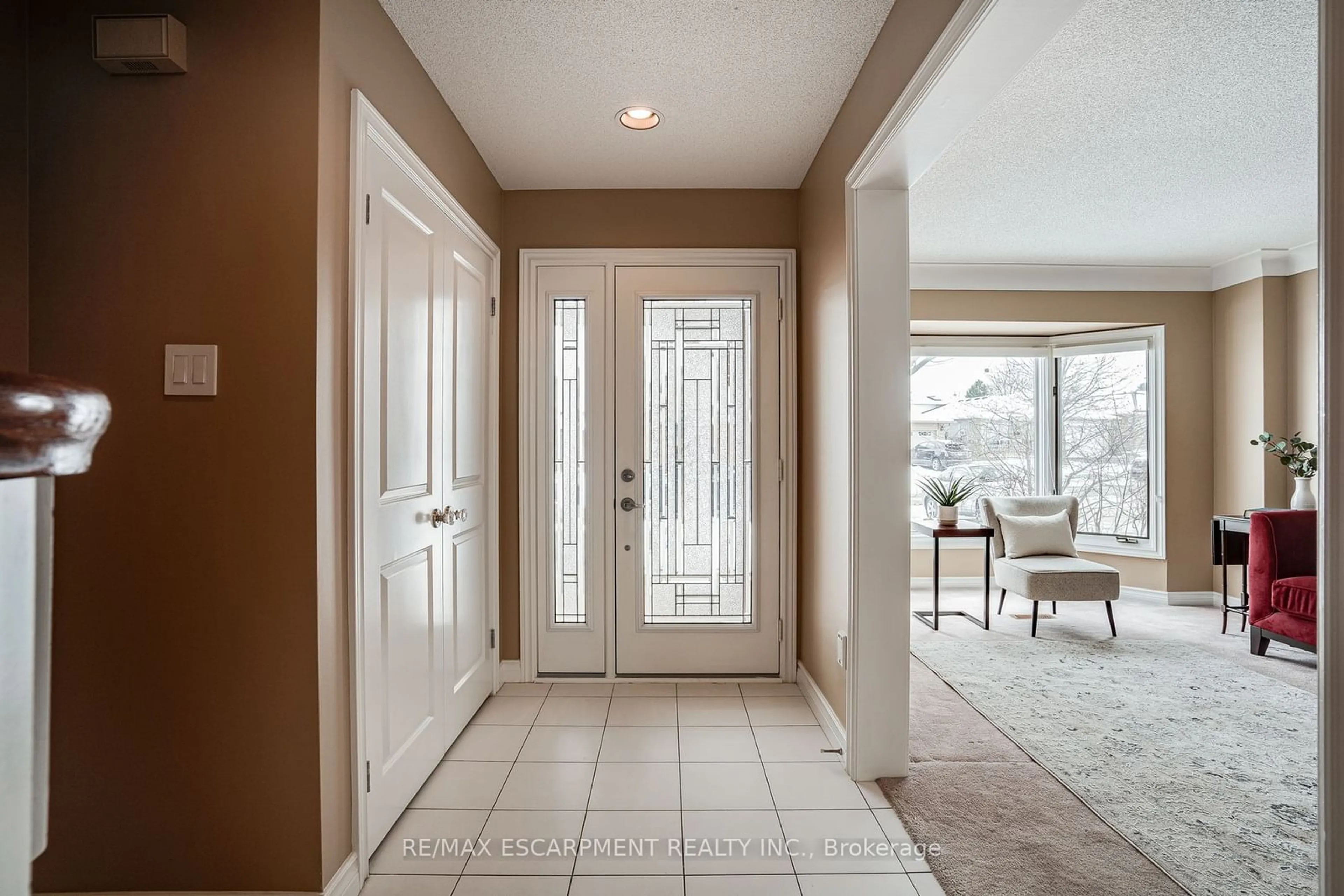 Indoor entryway for 43 Glenayr St, Hamilton Ontario L9C 7J2