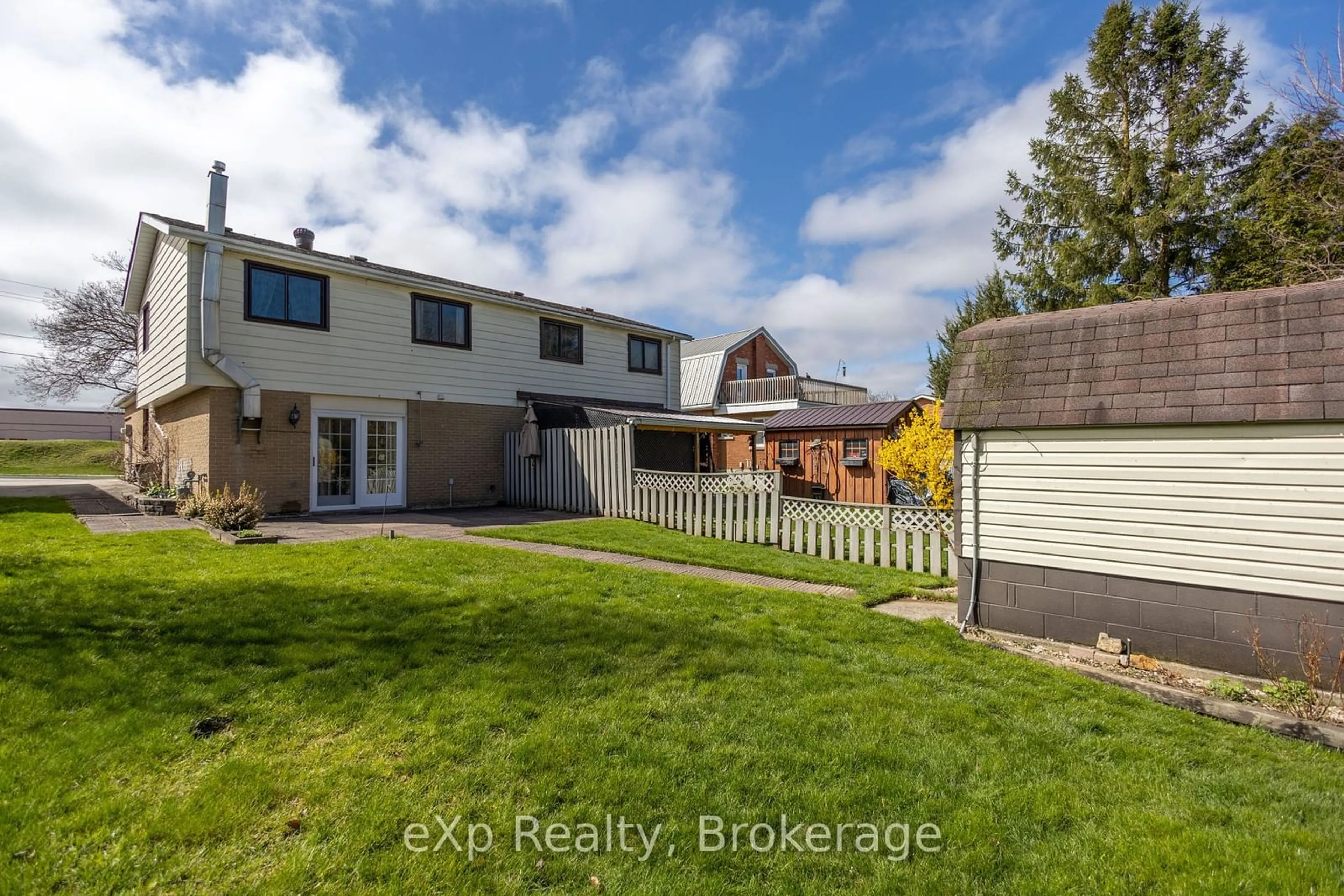 A pic from outside/outdoor area/front of a property/back of a property/a pic from drone, unknown for 704 11th St, Hanover Ontario N4N 3J4