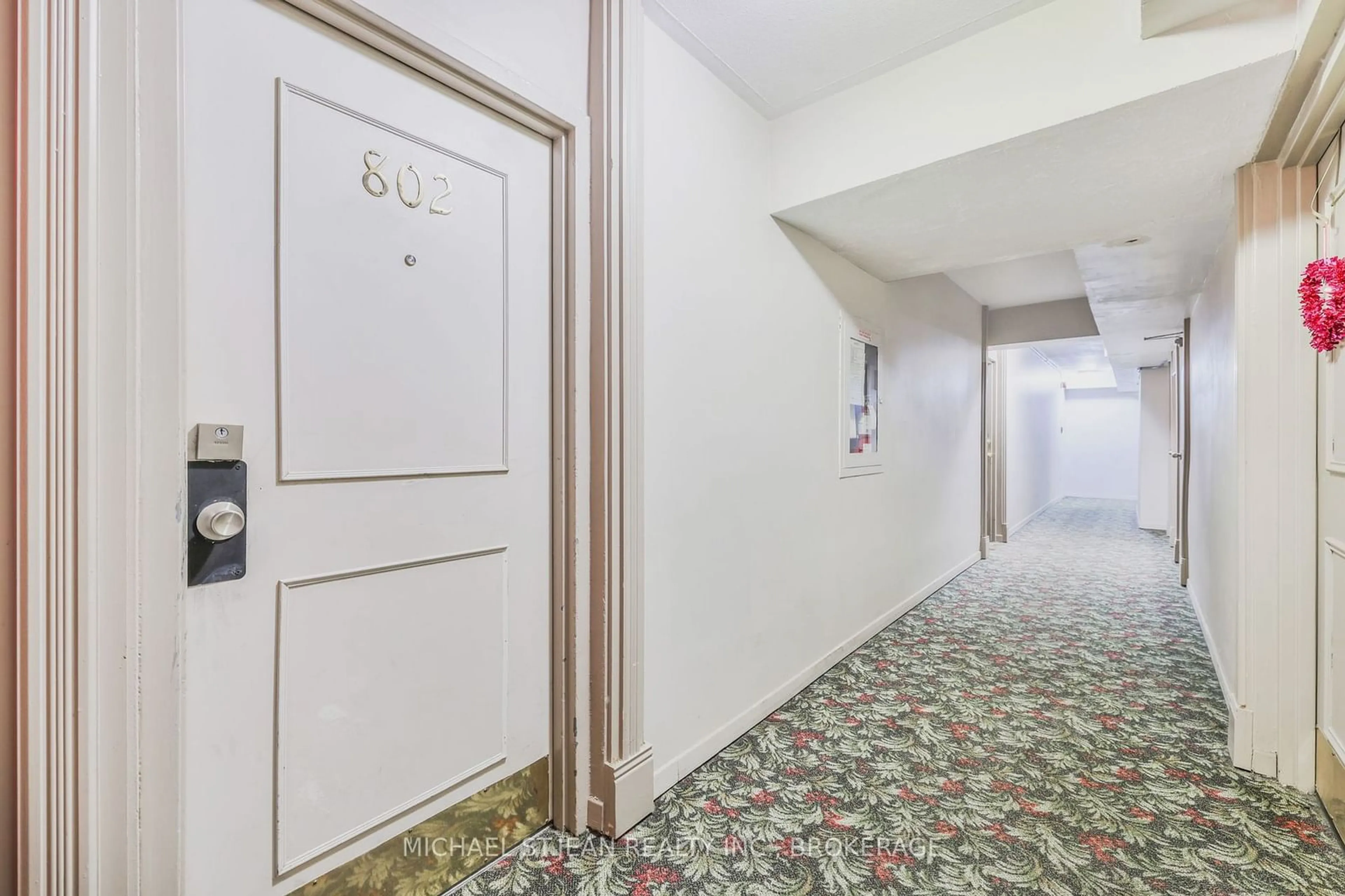 Indoor foyer for 851 Queenston Rd #802, Hamilton Ontario L8G 1B4
