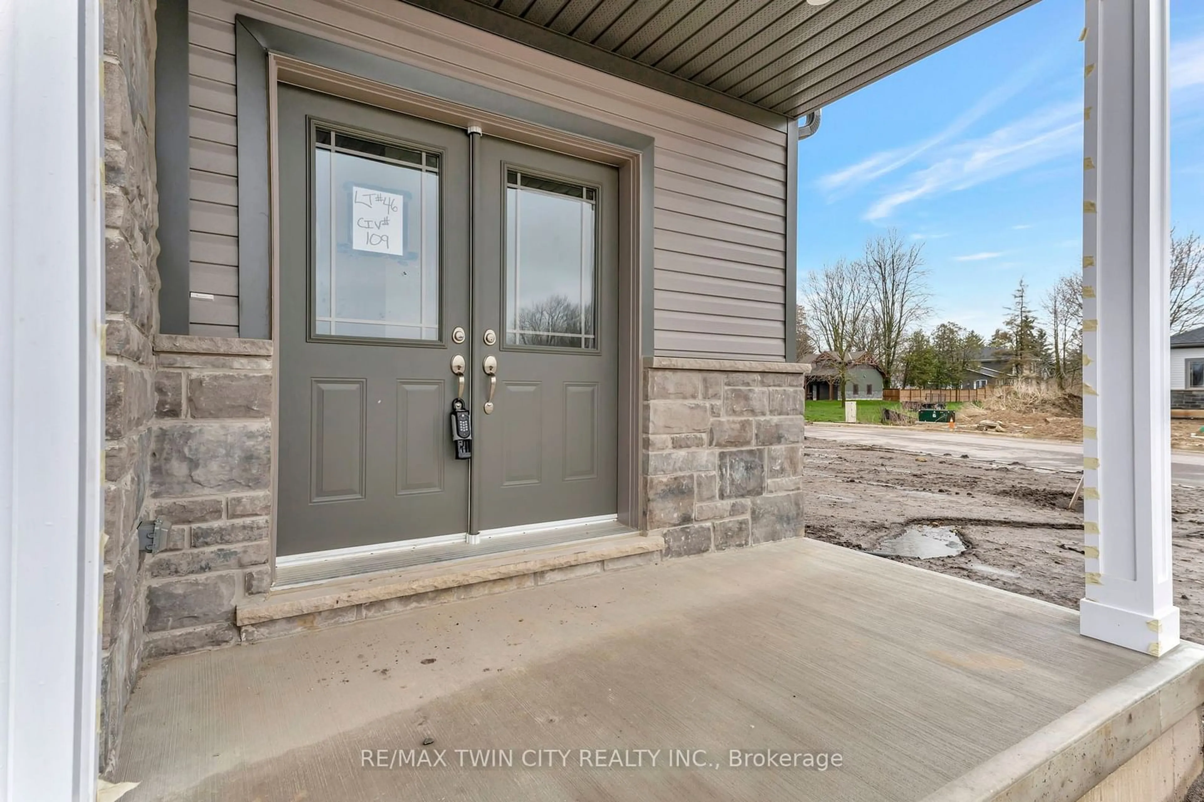 Indoor entryway for 109 Ballantyne Ave, North Perth Ontario N0G 1B0