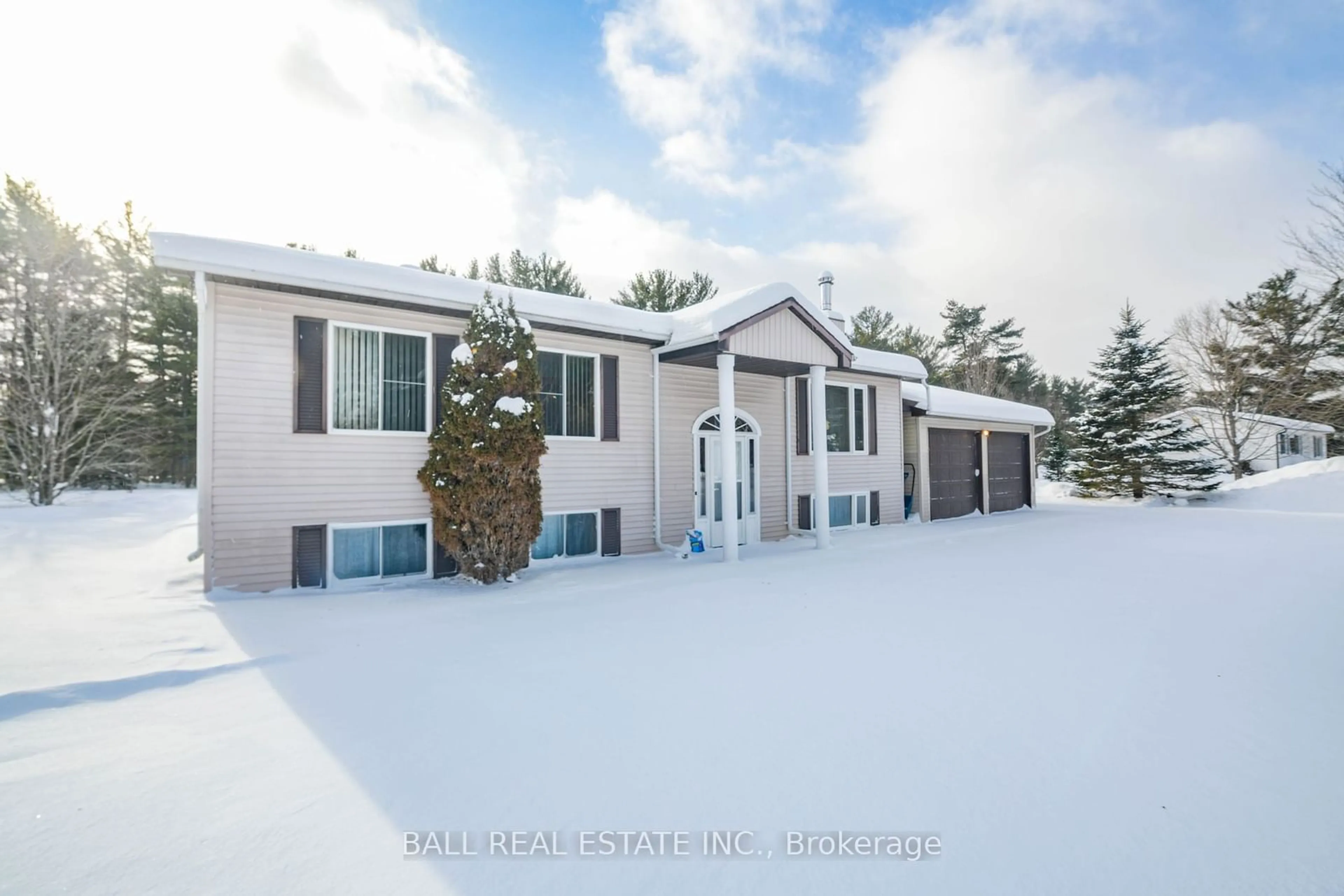 Home with vinyl exterior material, mountain view for 31 Gemini St, Bancroft Ontario K0L 1C0