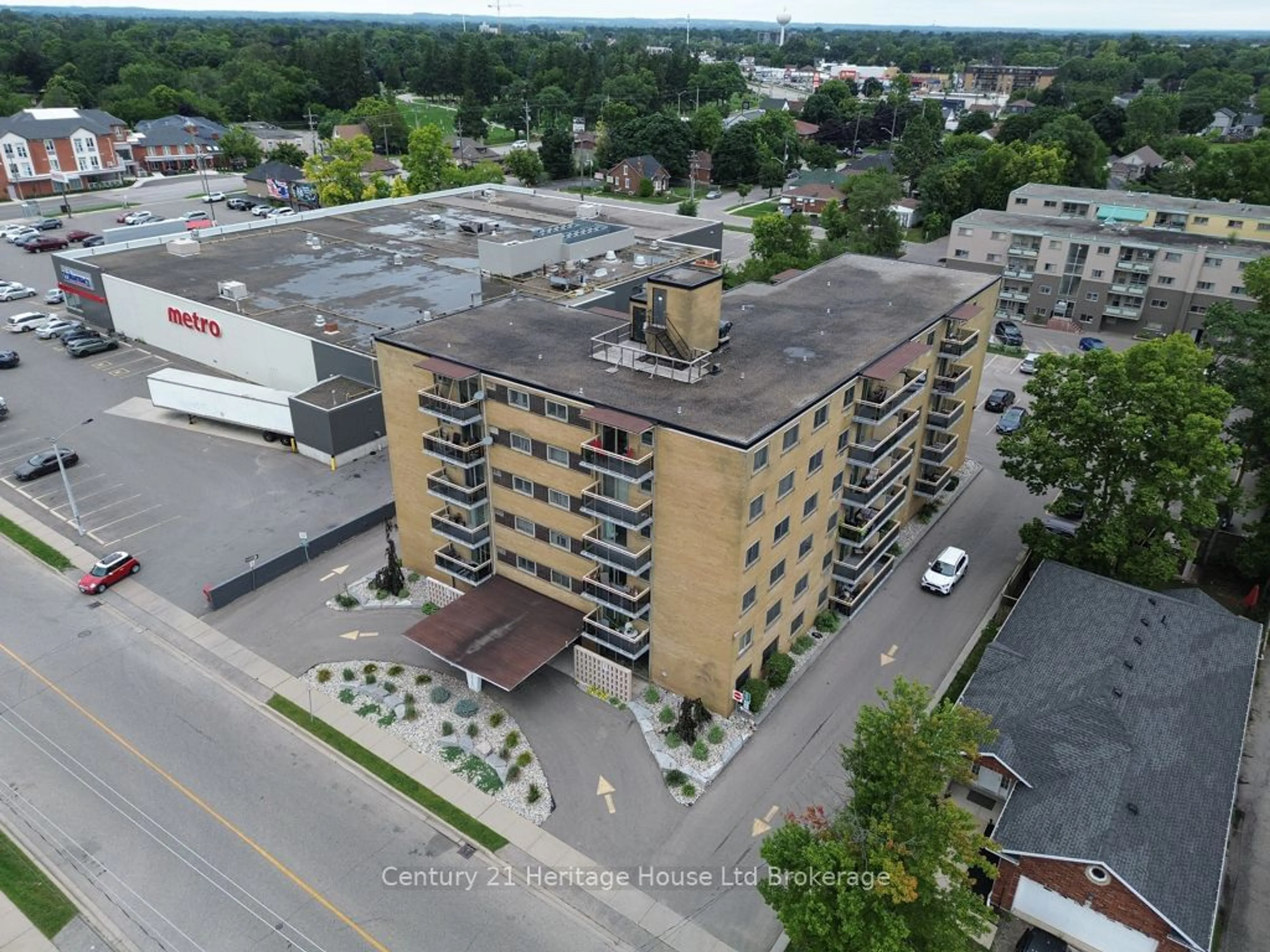 A pic from outside/outdoor area/front of a property/back of a property/a pic from drone, city buildings view from balcony for 87 ST GEORGE St #202, Brantford Ontario N3R 1V5