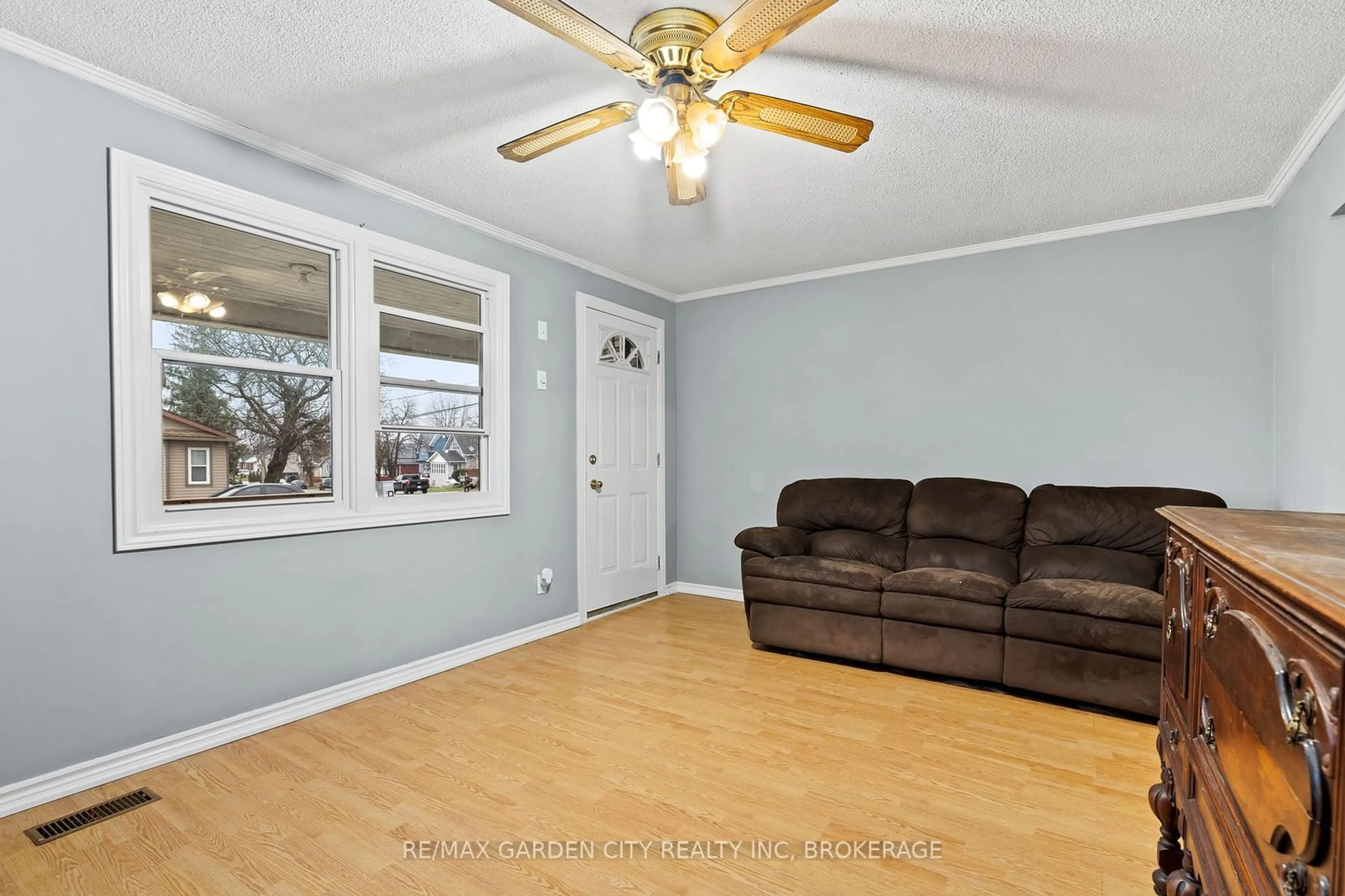 Living room with furniture, wood/laminate floor for 112 Clara St, Thorold Ontario L2V 1K1