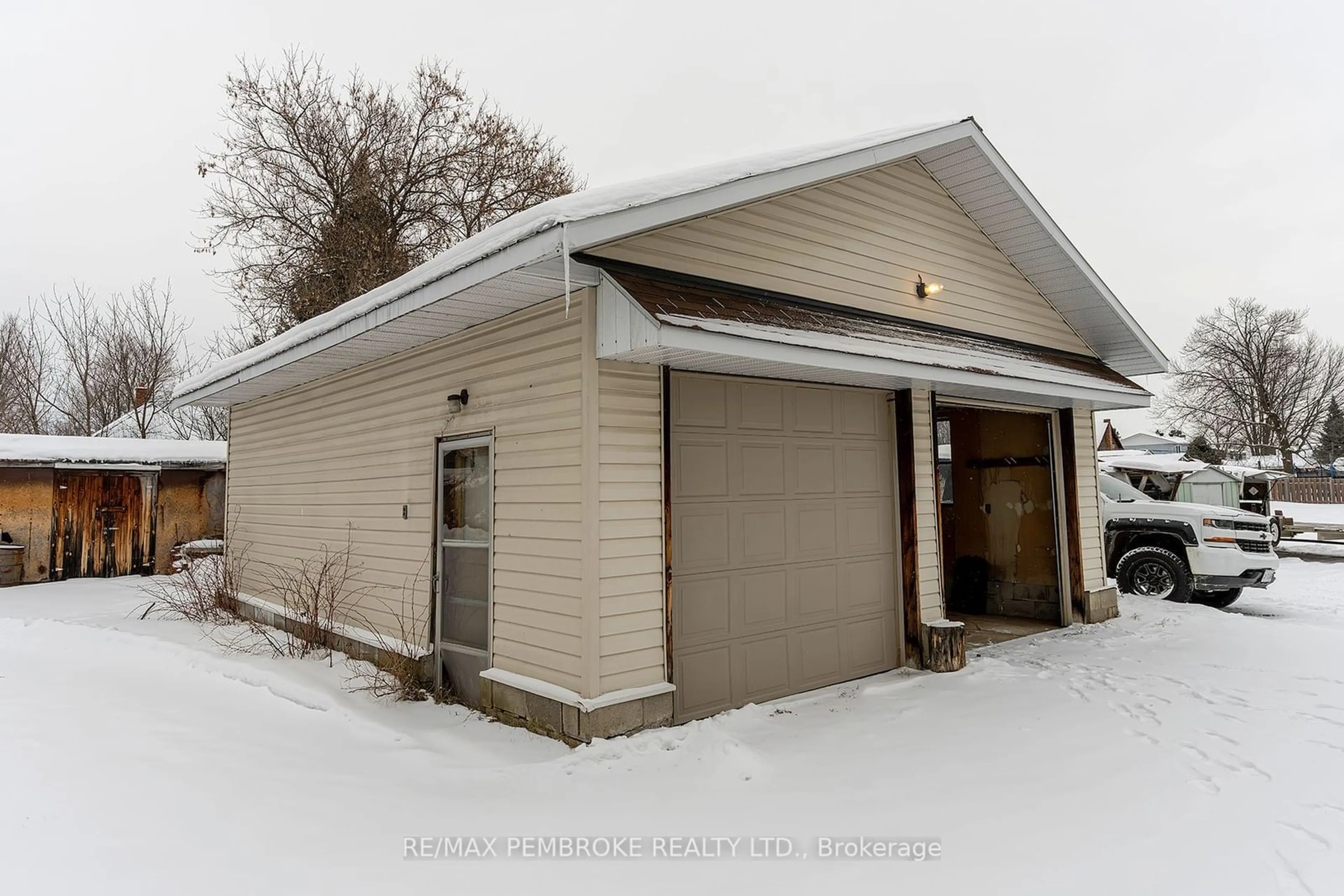 Indoor garage for 667 Roy St, Laurentian Valley Ontario K8A 6S4