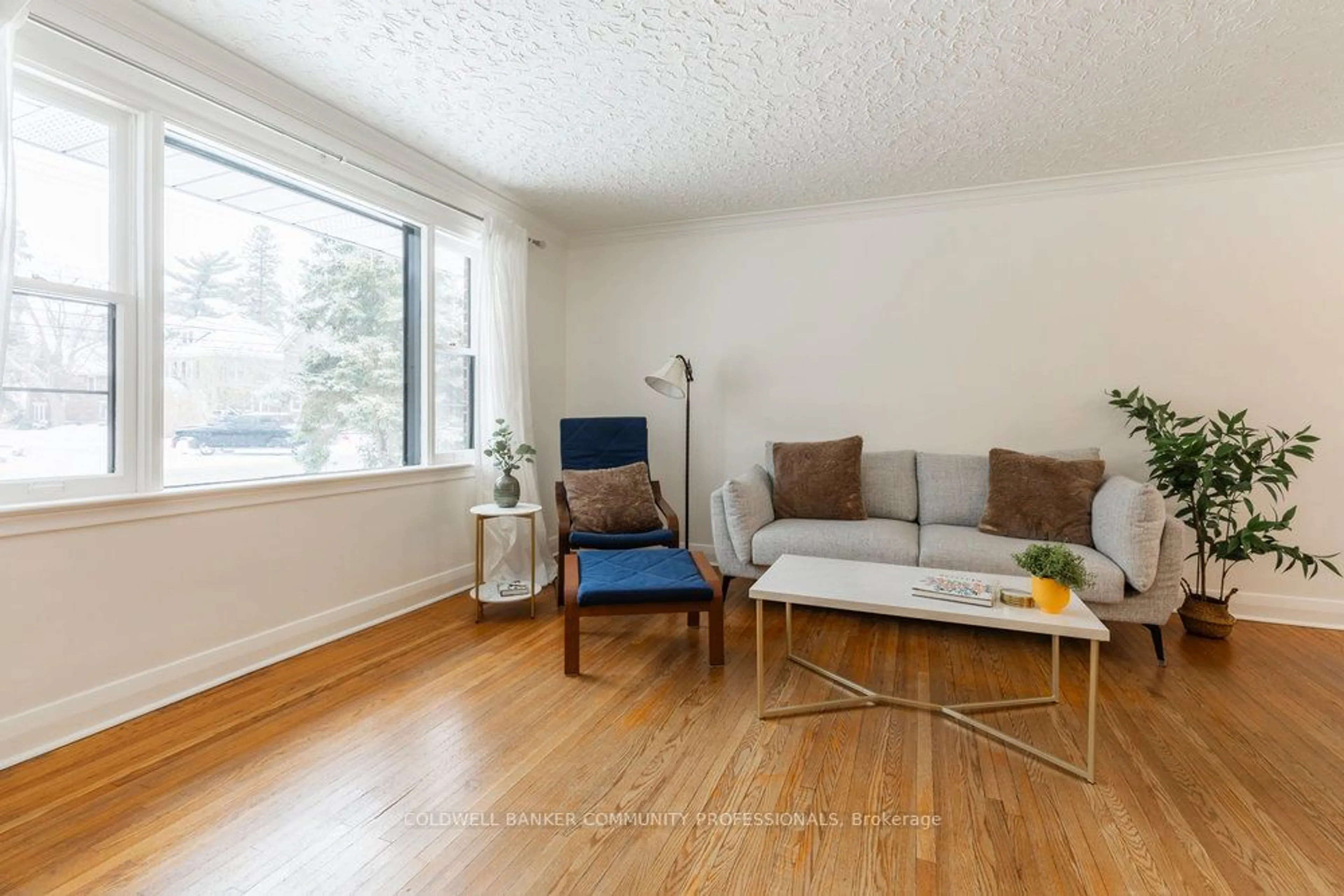 Living room with furniture, wood/laminate floor for 16 Westmount Rd, Guelph Ontario N1H 5H2