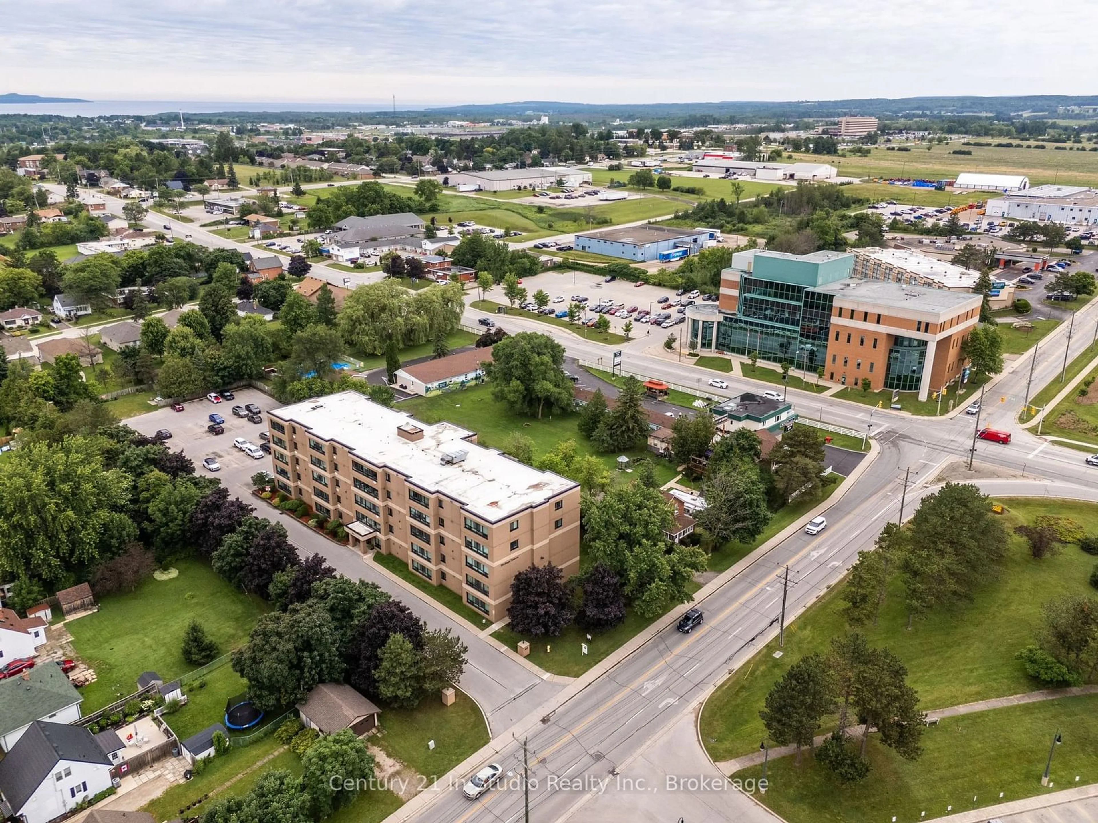 A pic from outside/outdoor area/front of a property/back of a property/a pic from drone, unknown for 850 6th St #505, Owen Sound Ontario N4K 6T7