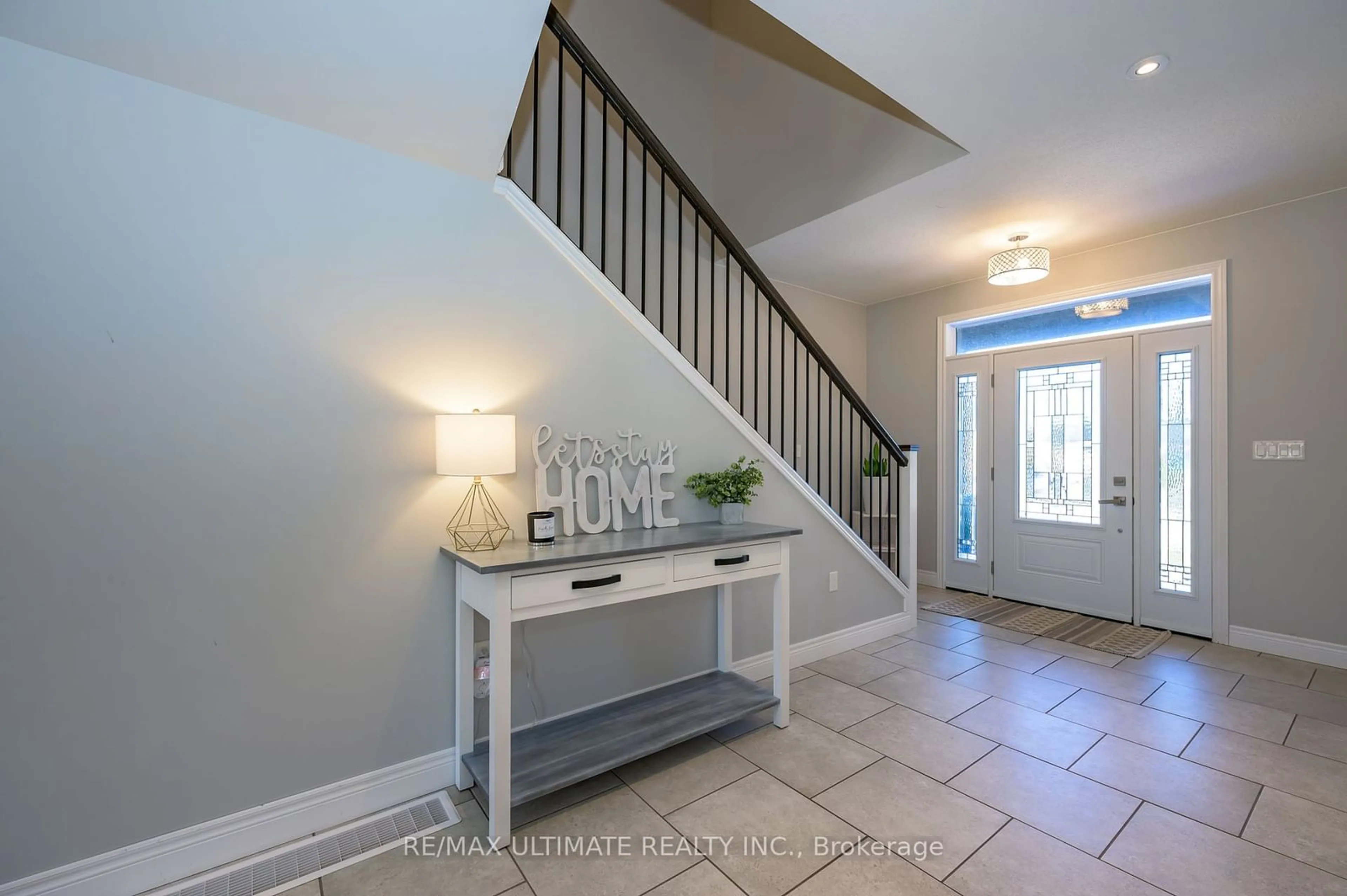 Indoor entryway for 26 Water St, Aylmer Ontario N5H 1G9