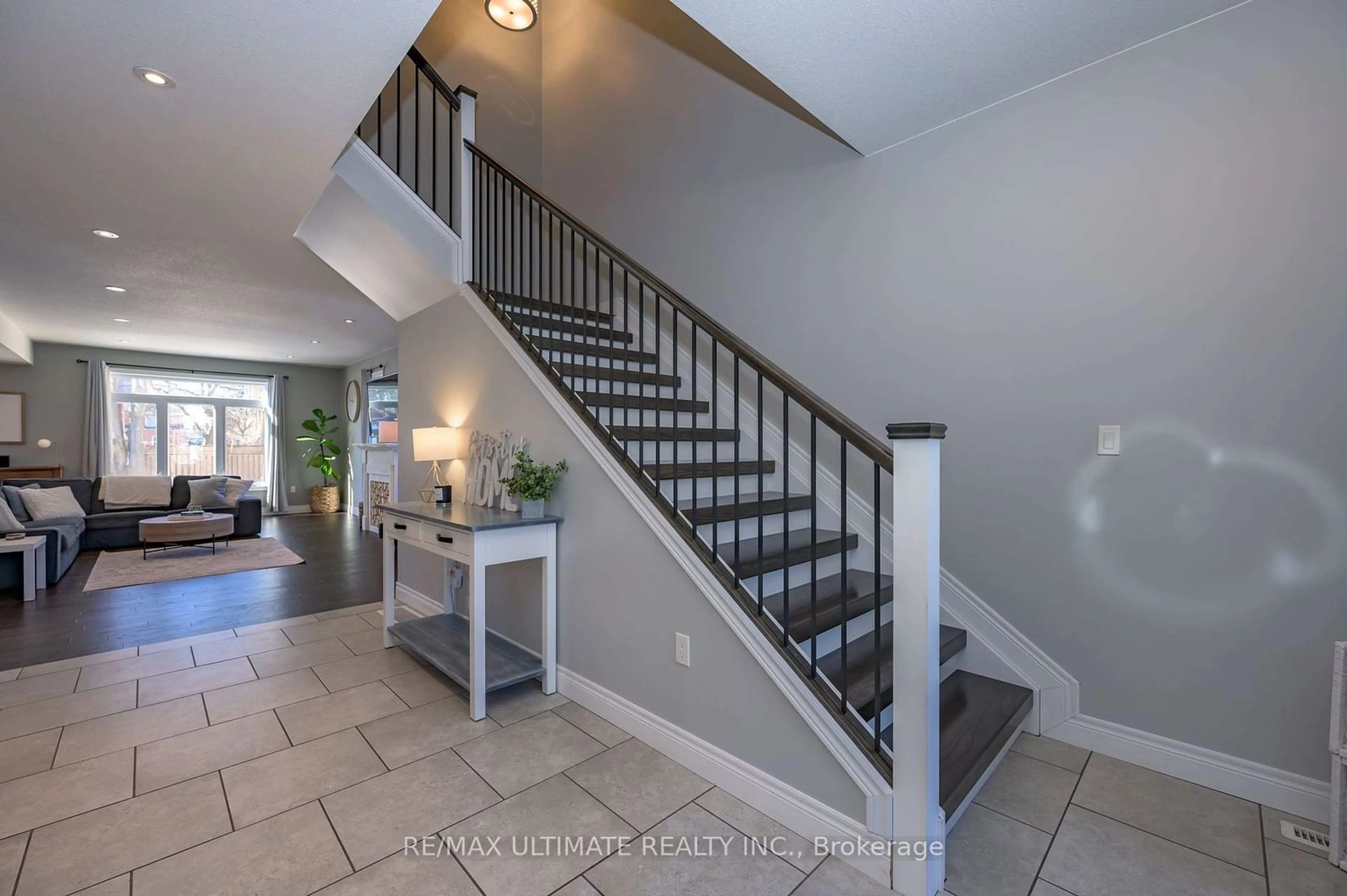 Indoor entryway for 26 Water St, Aylmer Ontario N5H 1G9