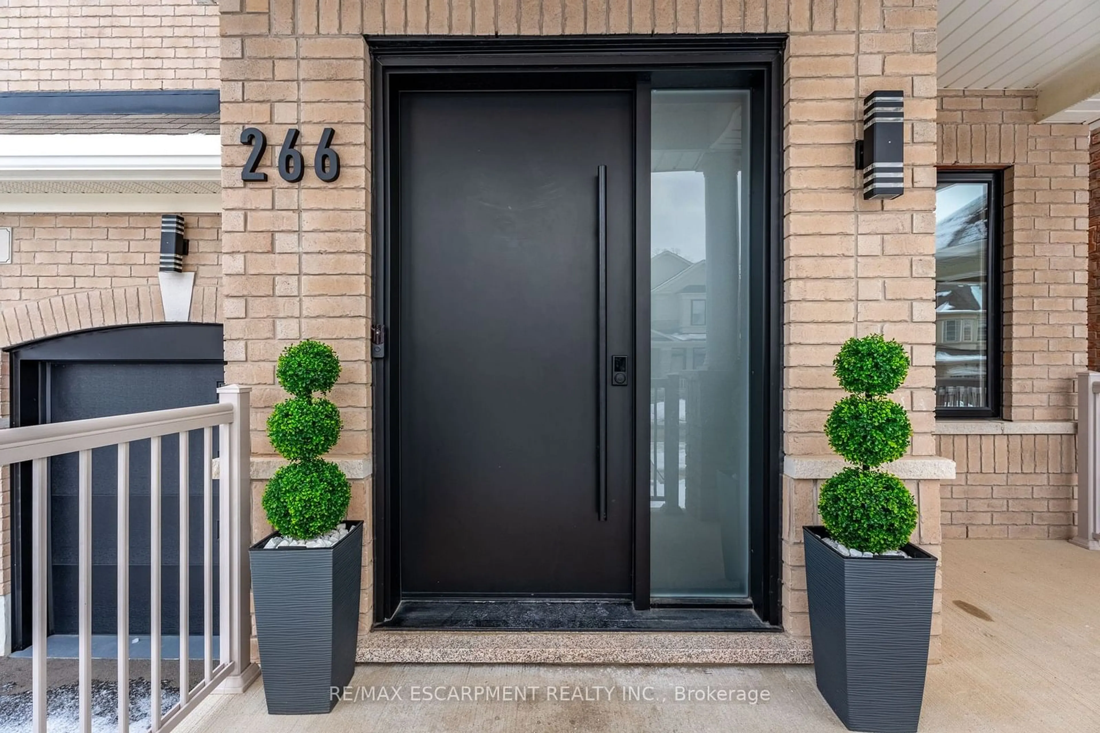 Indoor entryway for 266 Humphrey St, Hamilton Ontario L8B 1X4