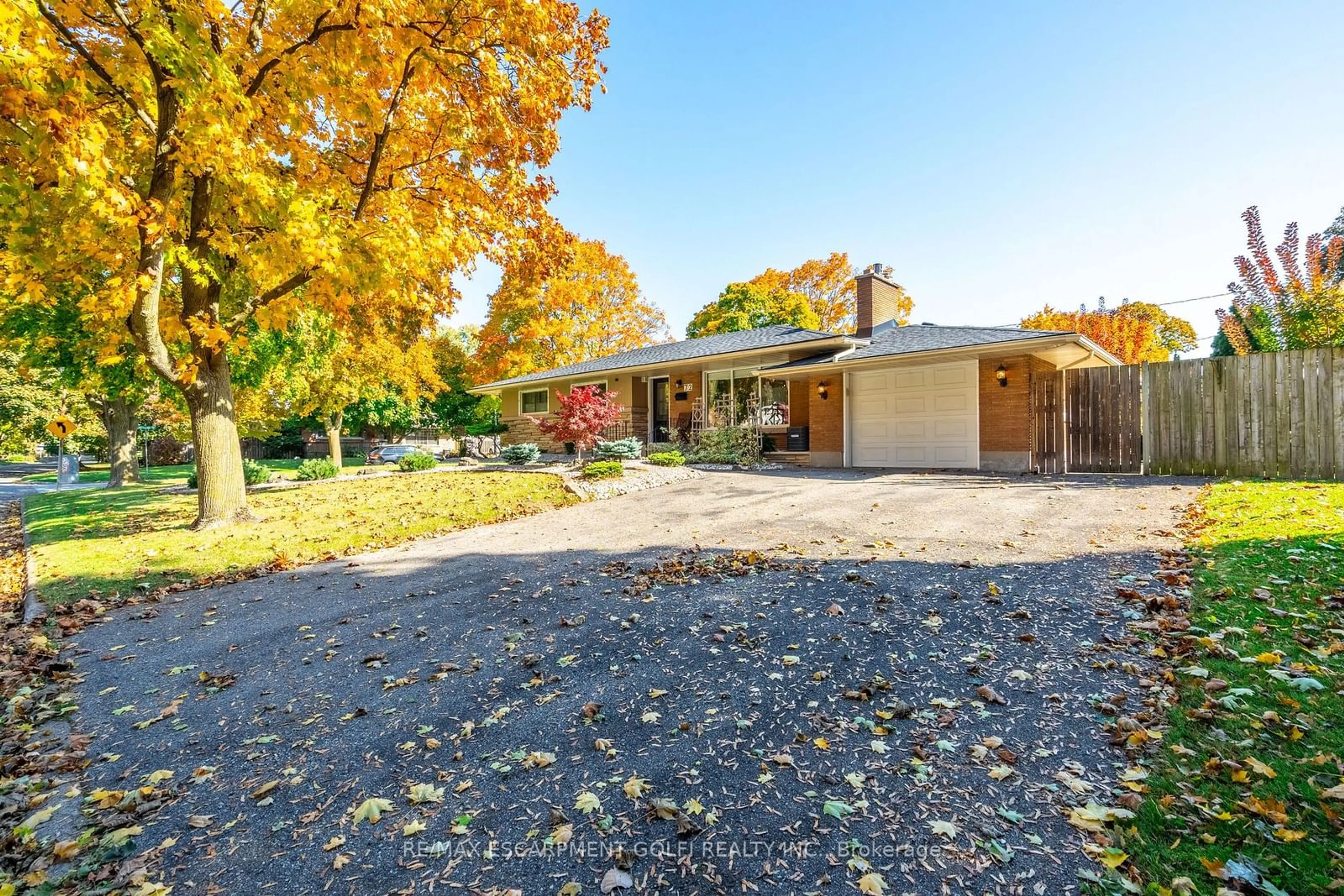 A pic from outside/outdoor area/front of a property/back of a property/a pic from drone, street for 72 Richelieu Dr, St. Catharines Ontario L2M 2C5