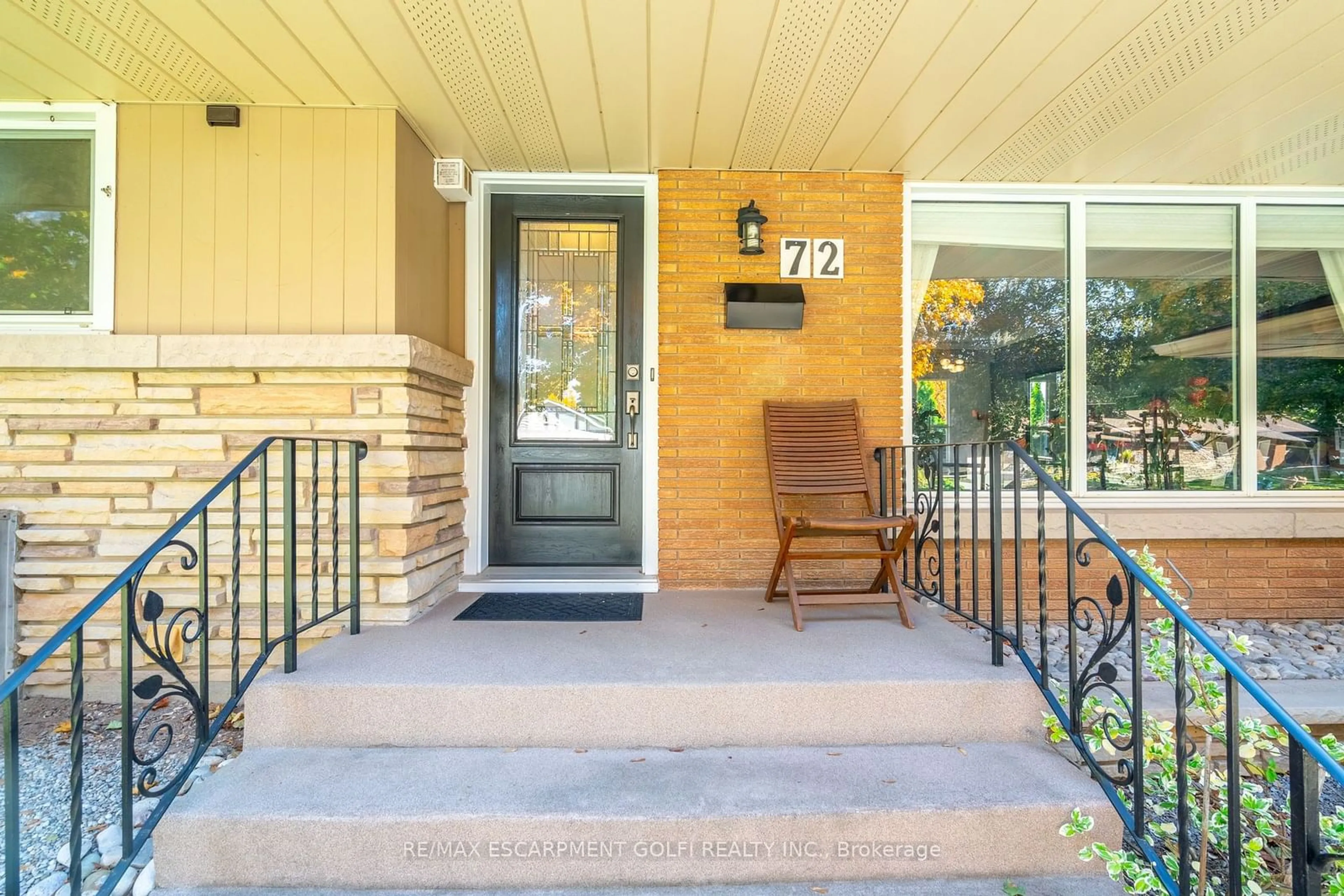 Indoor entryway for 72 Richelieu Dr, St. Catharines Ontario L2M 2C5