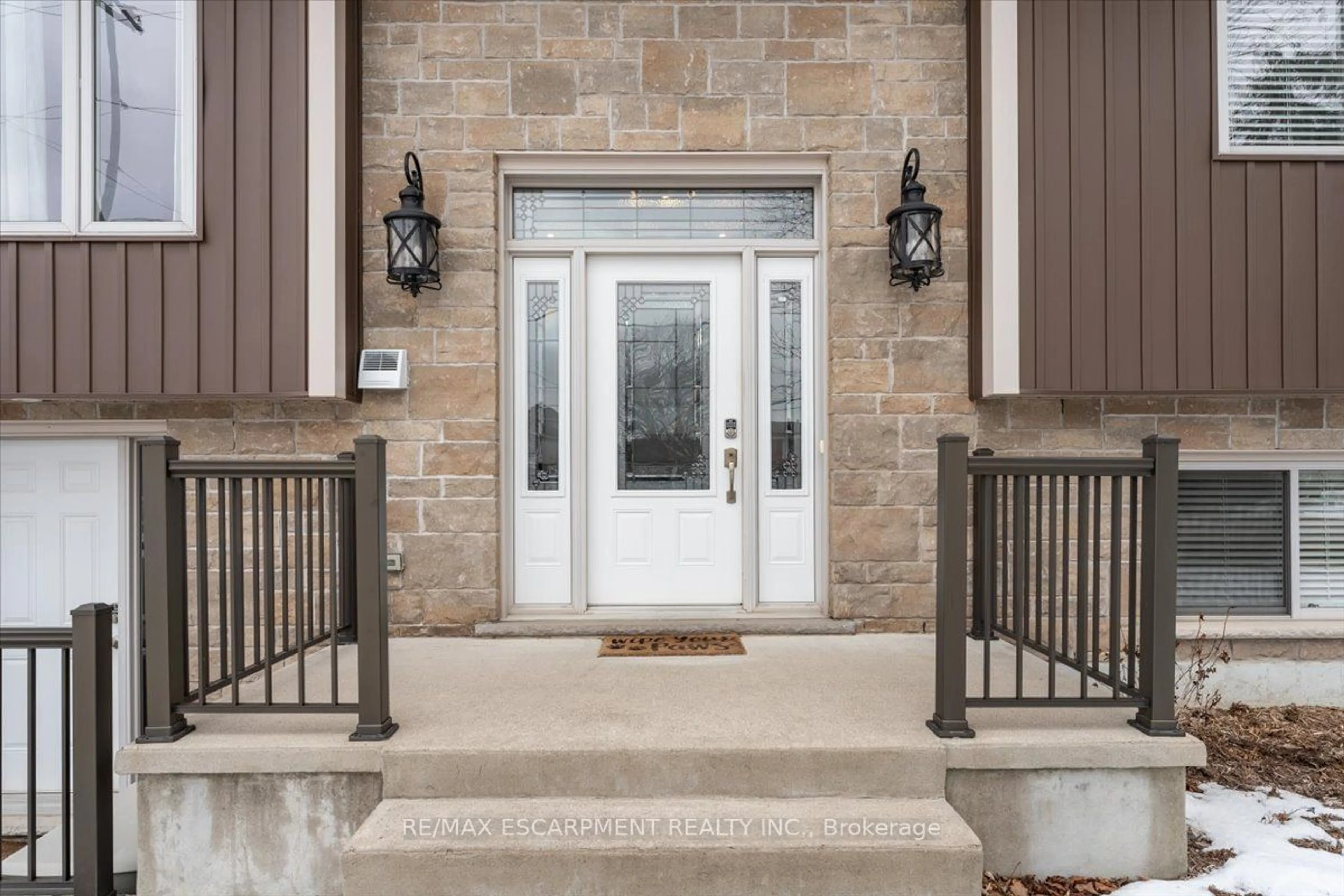 Indoor entryway for 429 Barrick Rd, Port Colborne Ontario L3K 4B8