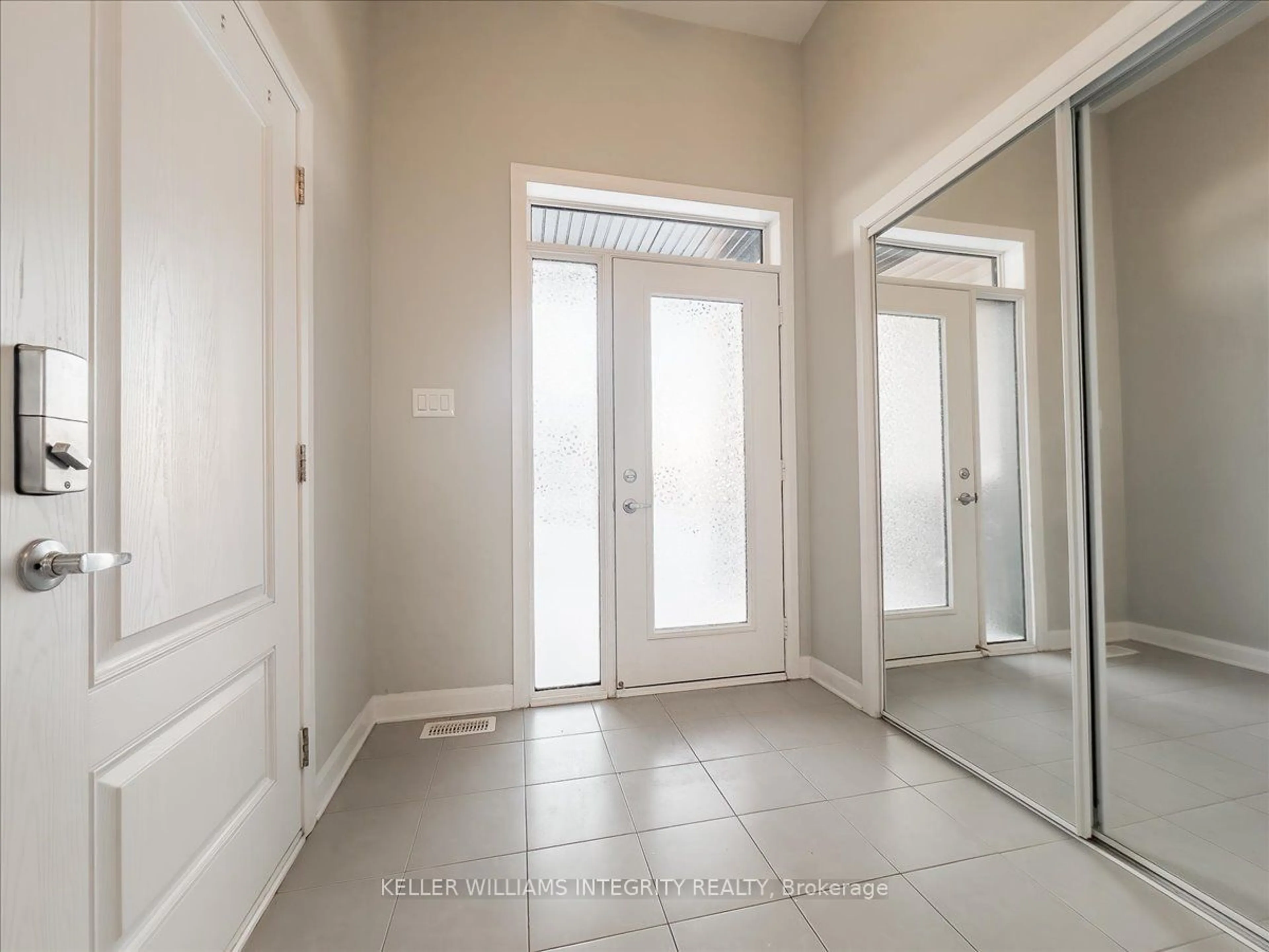 Indoor entryway for 502 Prominence Way, Orleans - Cumberland and Area Ontario K4A 4T7